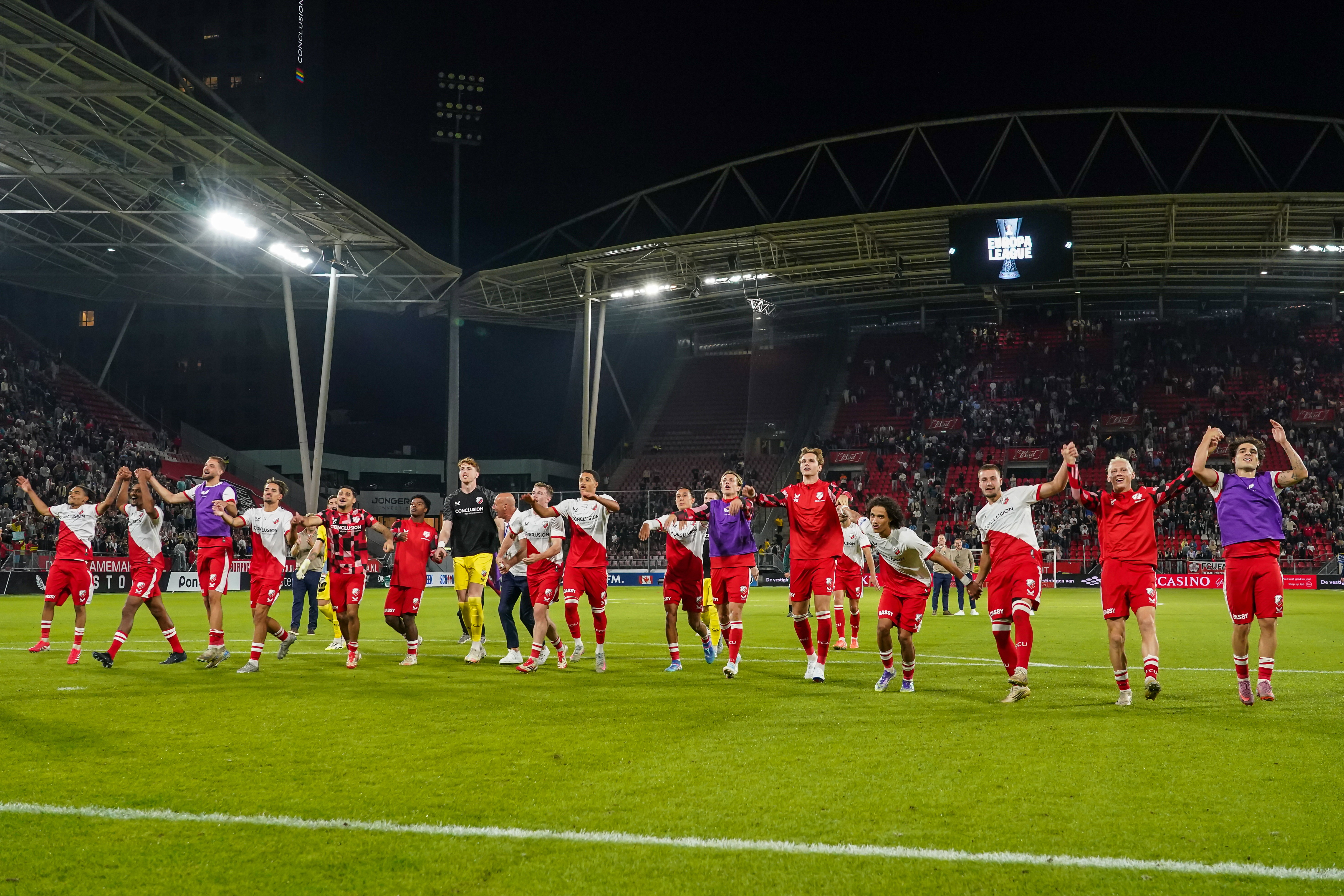 Viggo Plantinga viert feest met de FC Utrecht-supporters