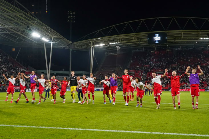 Viggo Plantinga viert feest met de FC Utrecht-supporters