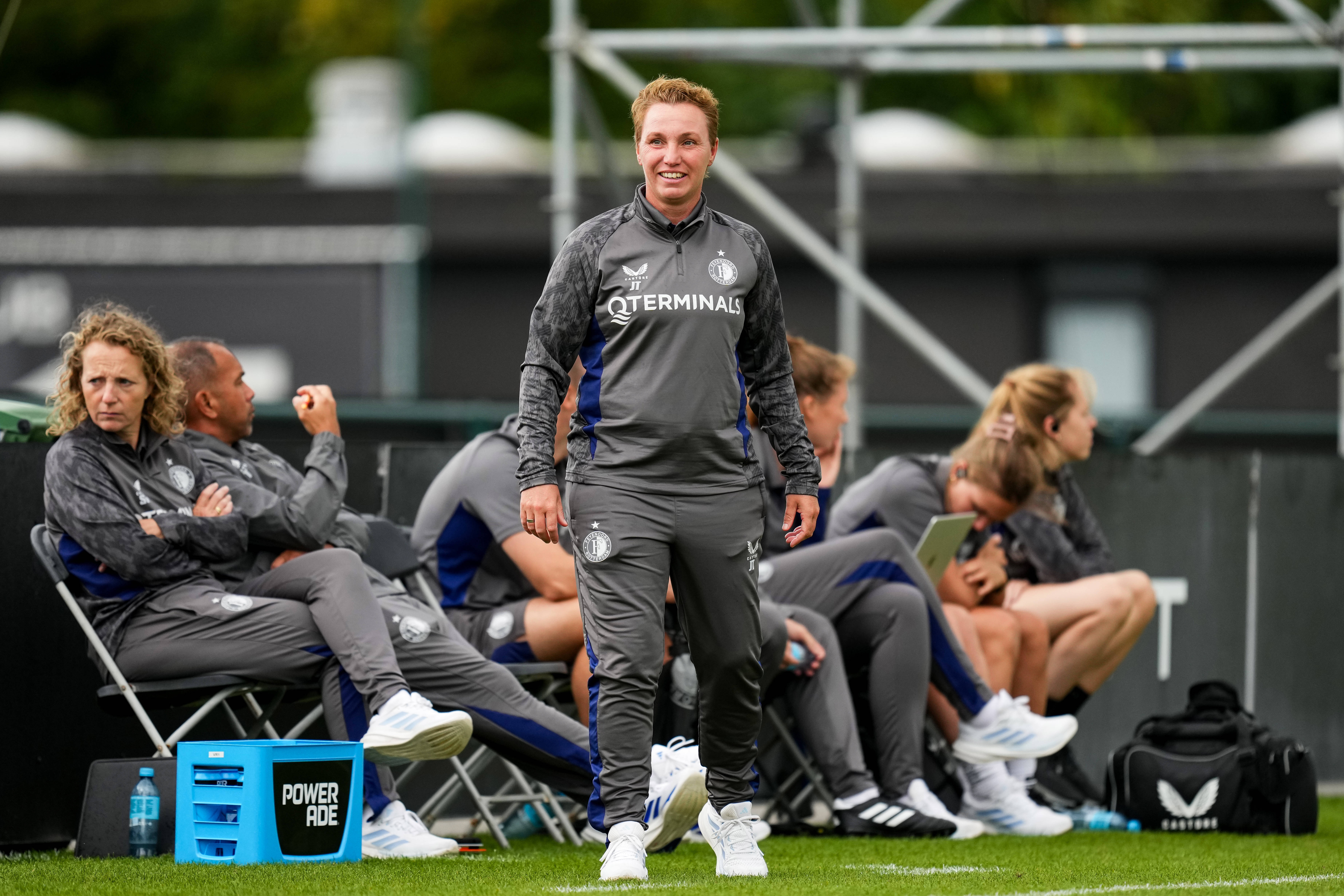 Jessica Torny langs de lijn bij een oefenwedstrijd van Feyenoord