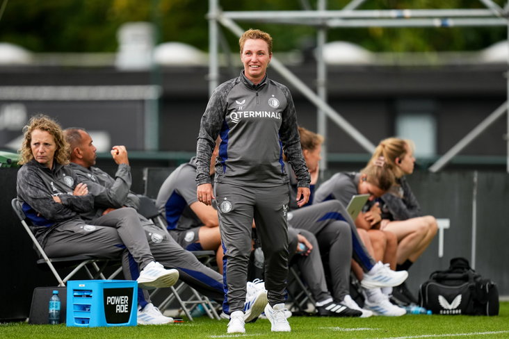 Jessica Torny langs de lijn bij een oefenwedstrijd van Feyenoord