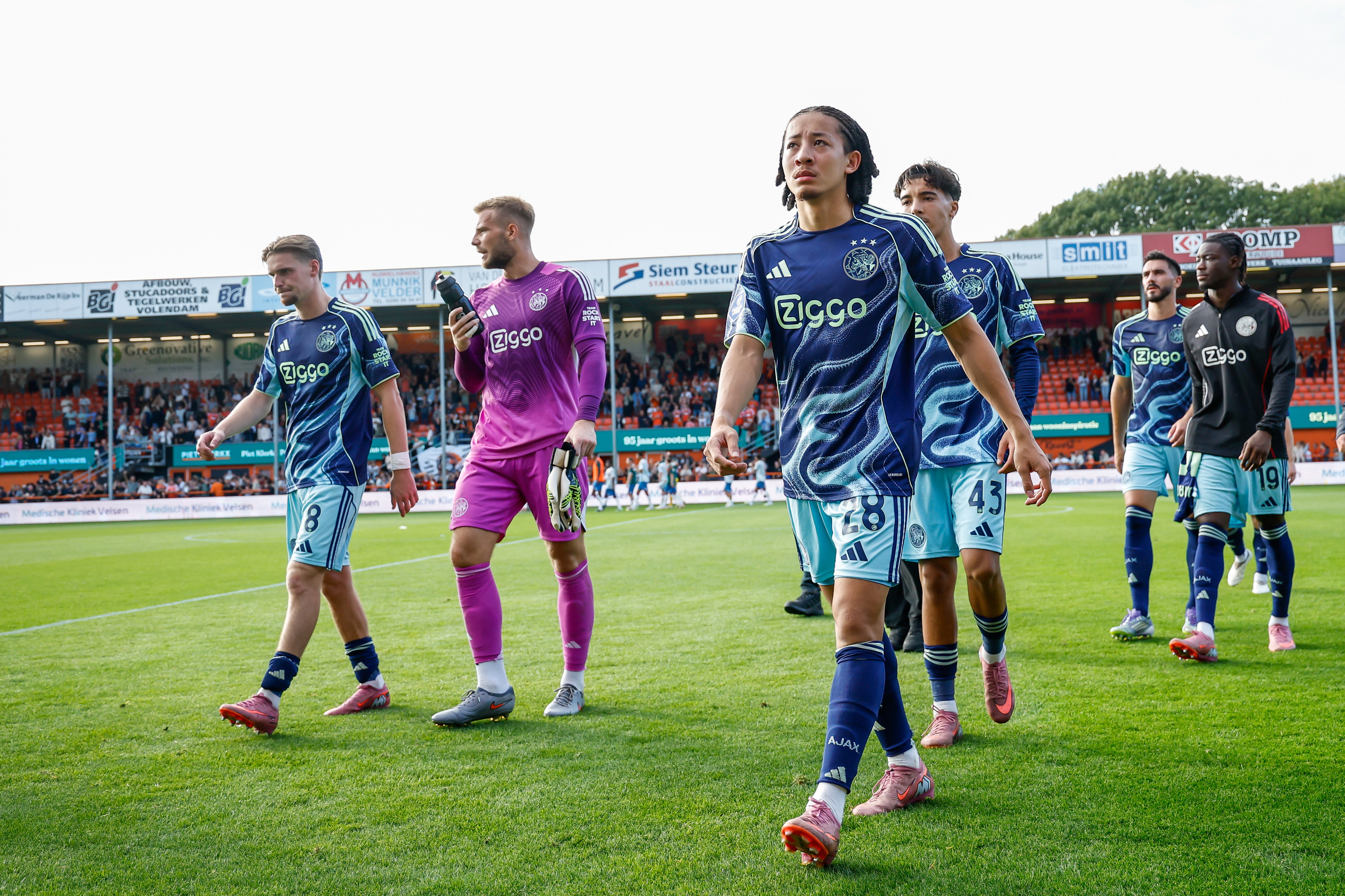 De spelers van Ajax druipen af na het gelijke spel tegen FC Volendam