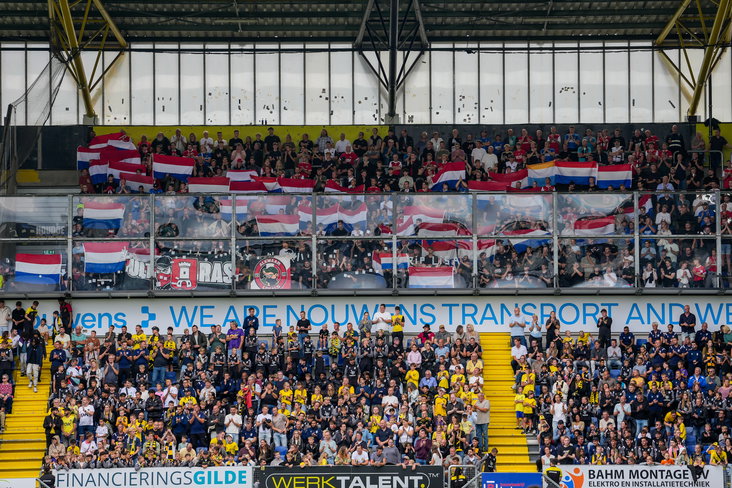 Fans van AZ in het uitvak van NAC