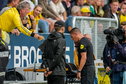 Jeroen Manschot krijgt geld aangeboden van een NAC-fan tijdens een VAR-check