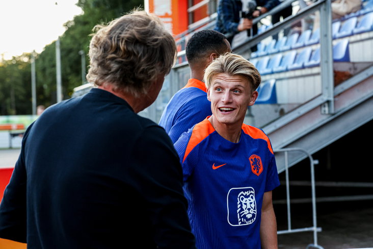 Sem Steijn lacht naar Hans Kraaij jr.