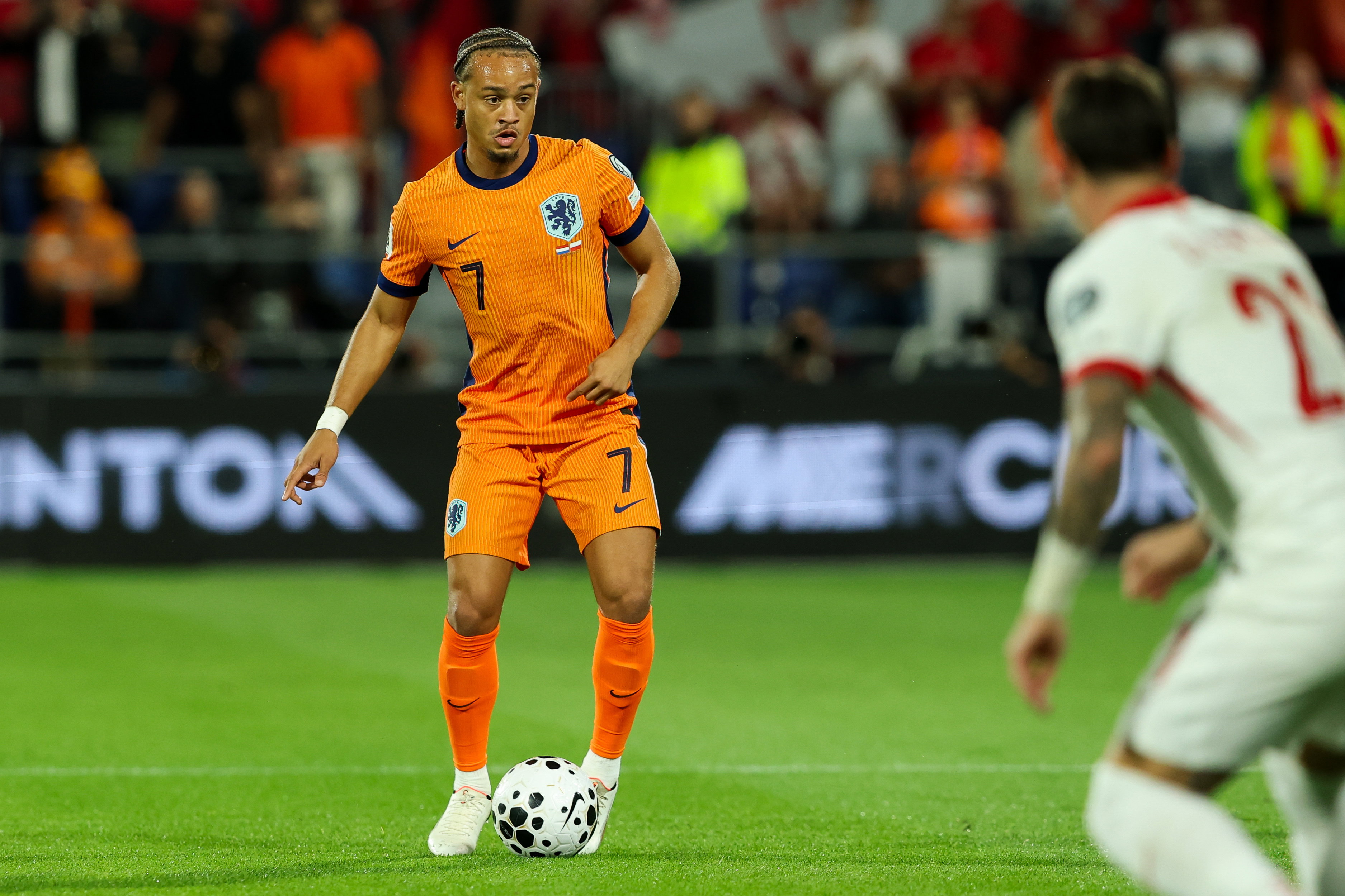 Xavi Simons in actie tegen Polen