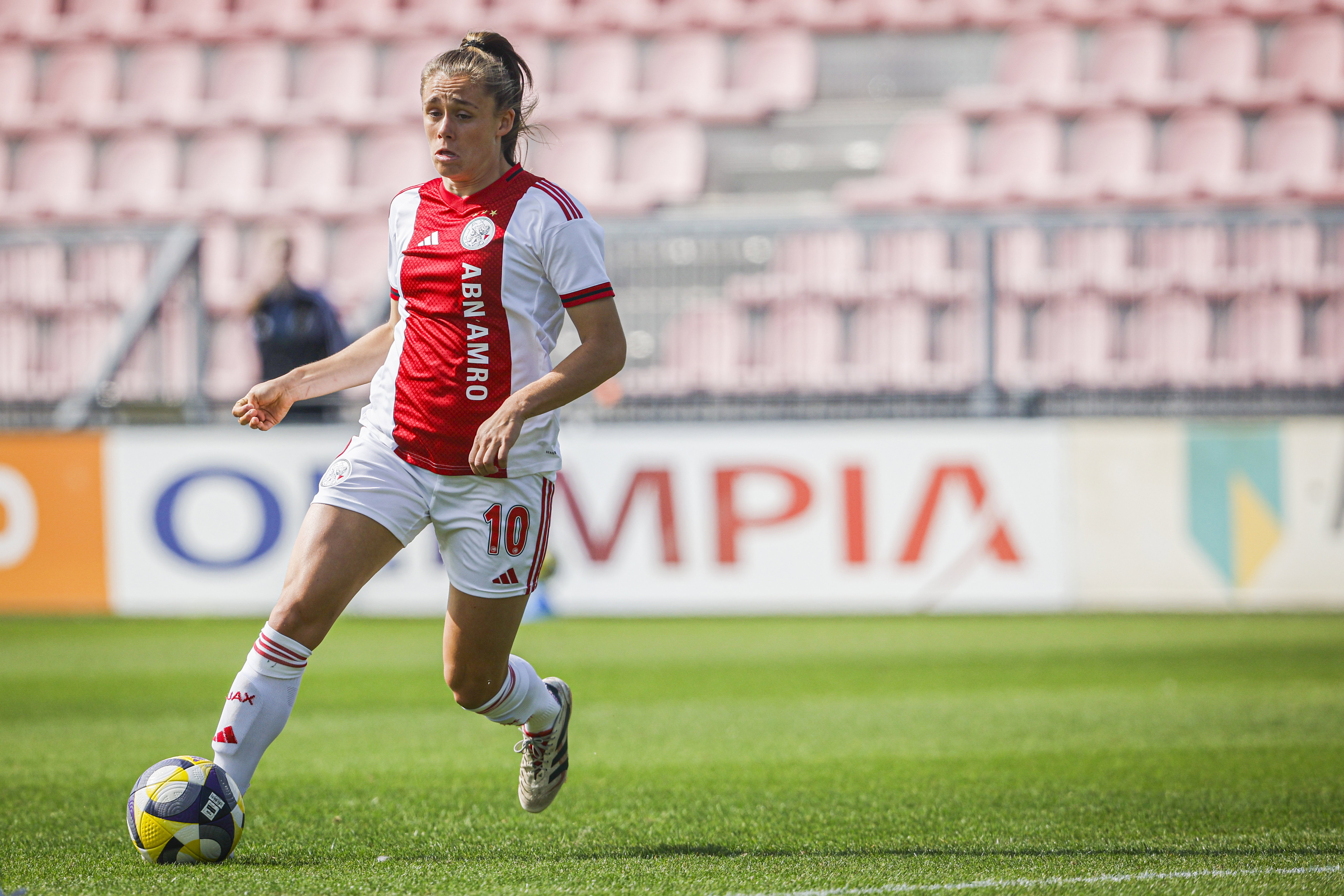 Joëlle Smits in actie namens Ajax