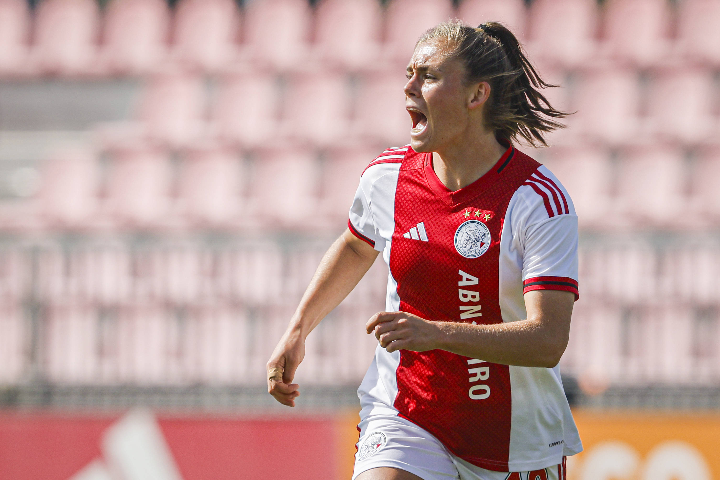 Joëlle Smits in actie namens Ajax