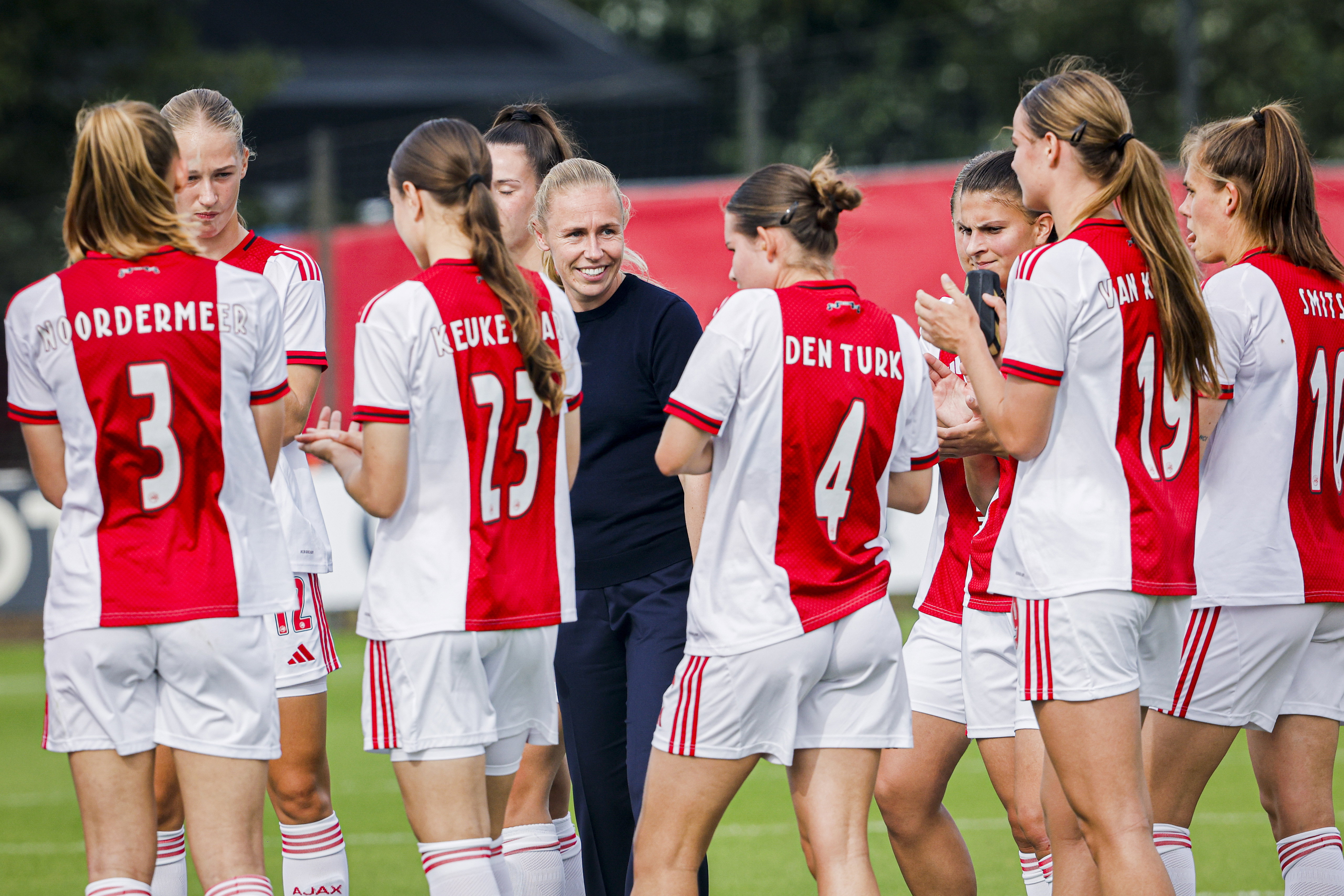 Anouk Bruil en de speelsters van Ajax