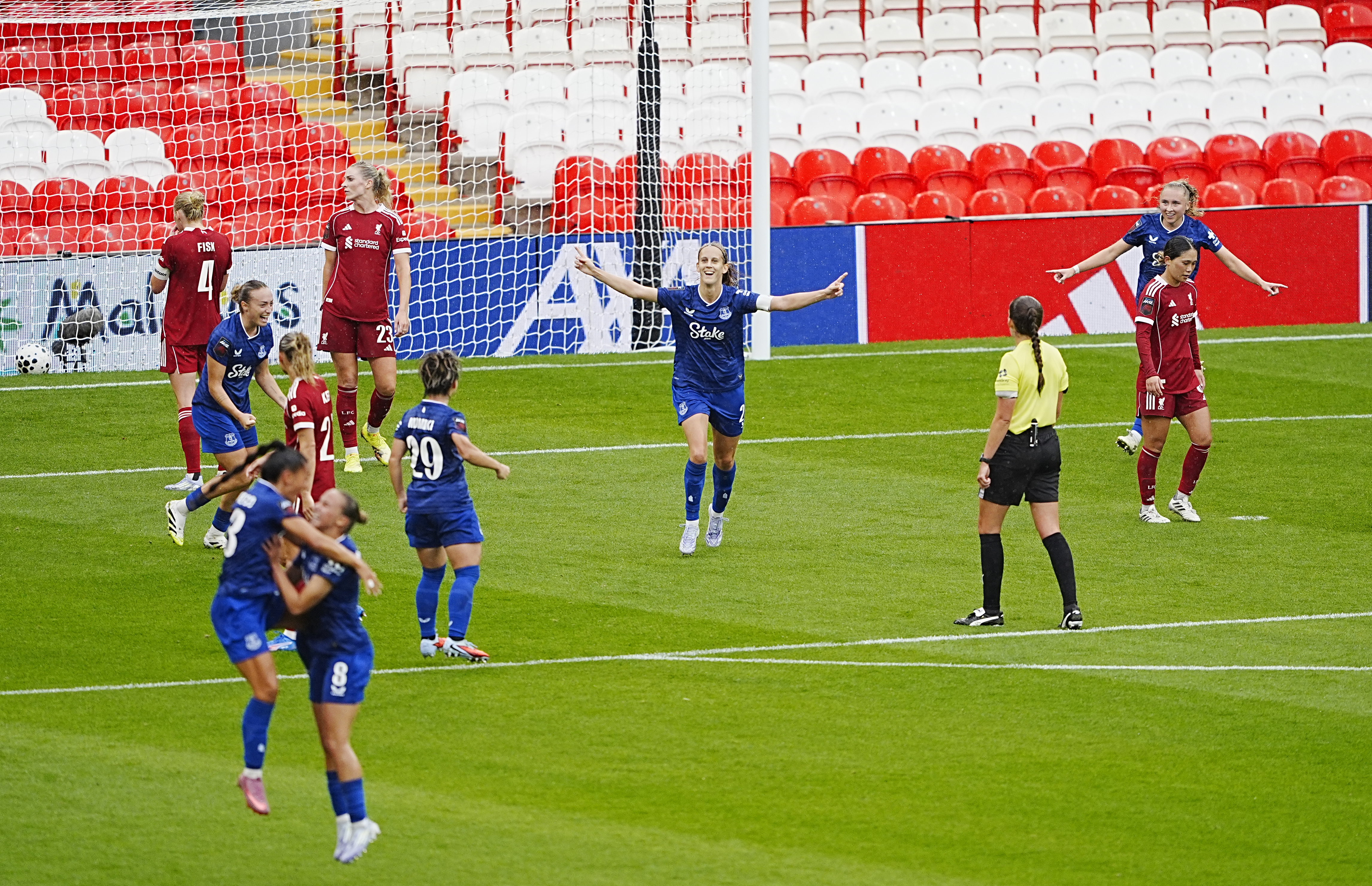 Katja Snoeijs juicht na haar goal voor Everton tegen Liverpool