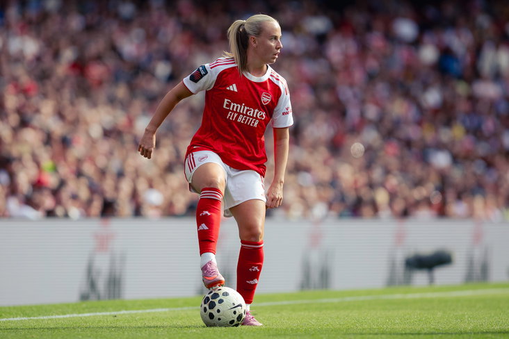 Beth Mead aan de bal namens Arsenal