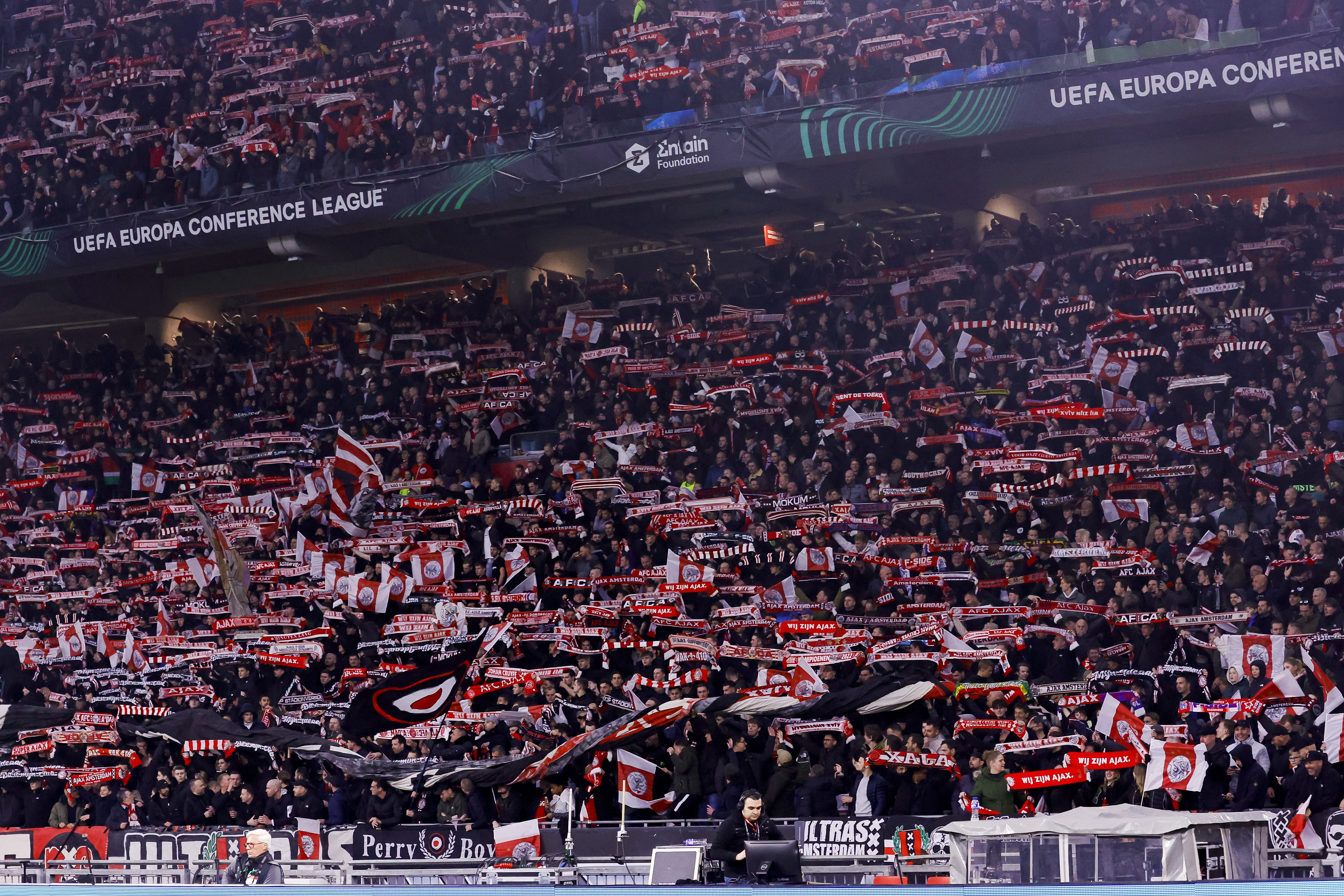 Ajax-supporters met sjaals