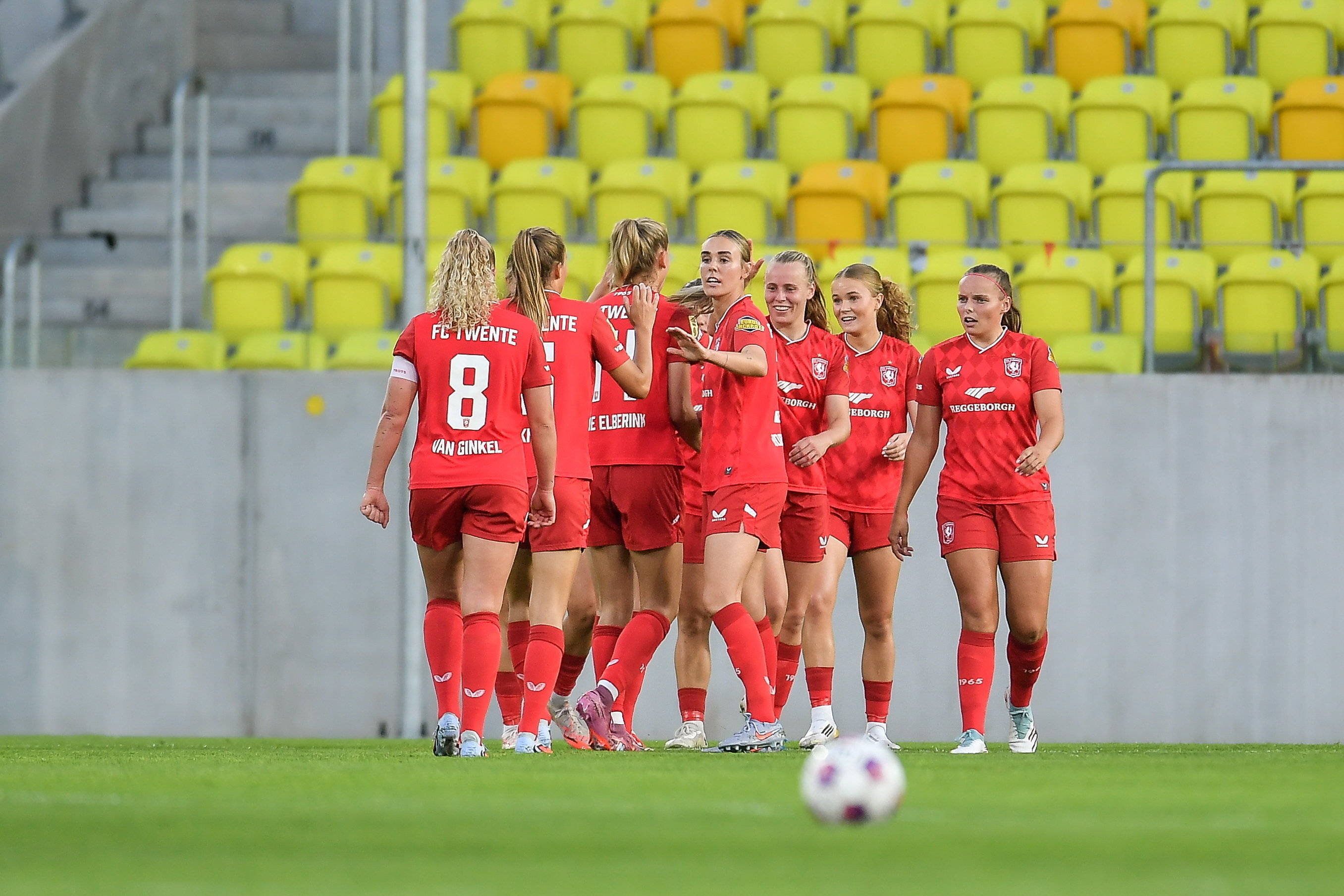 FC Twente juicht na een goal tegen GKS Katowice