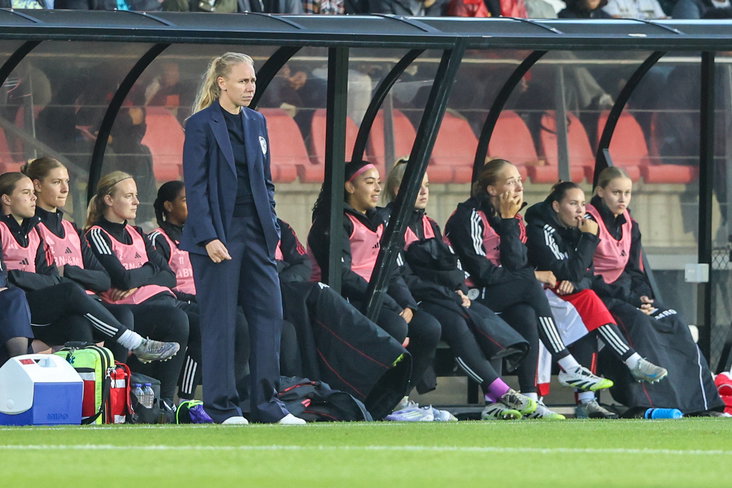 Anouk Bruil langs de lijn bij Ajax