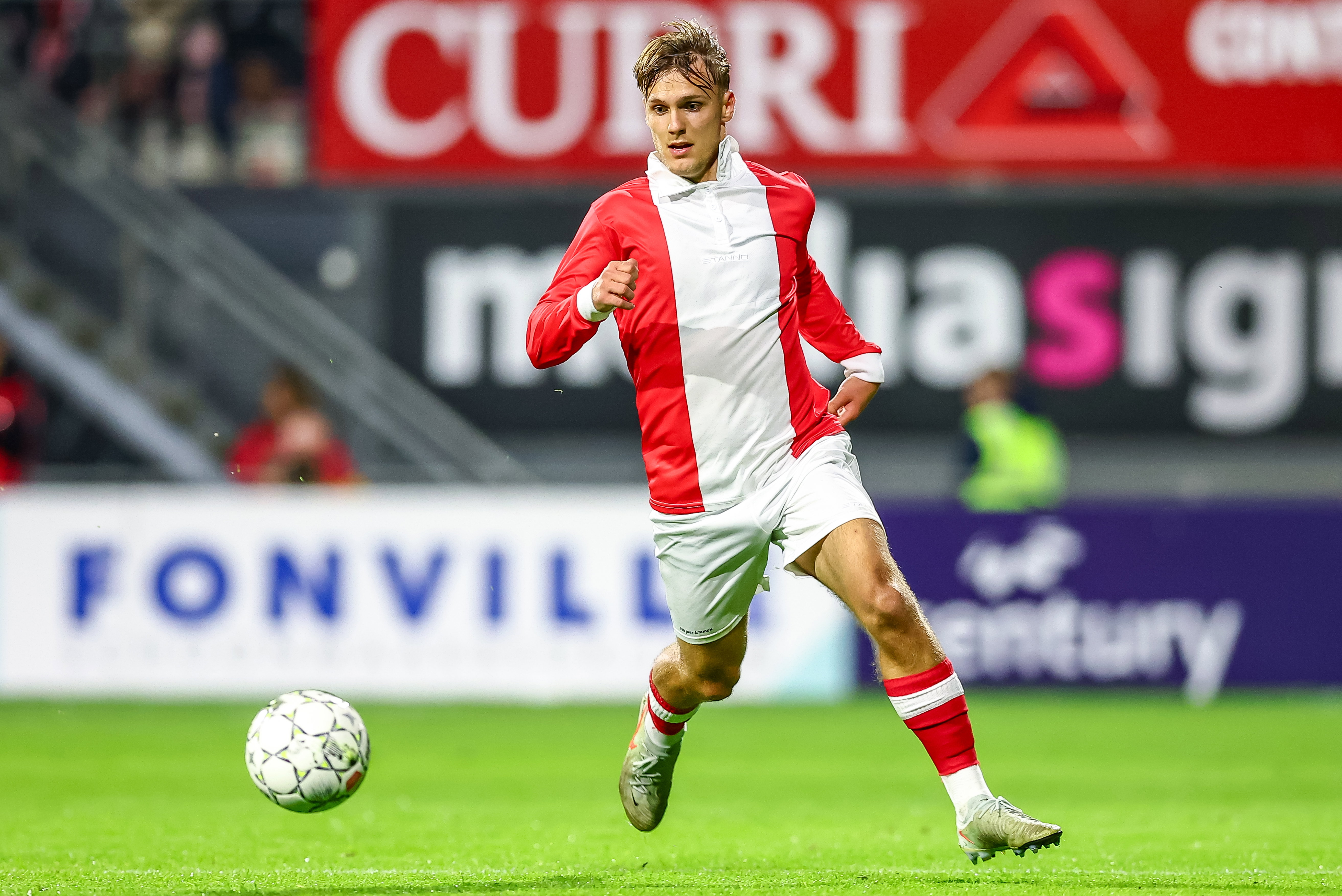 Lukas Larsen in actie voor FC Emmen