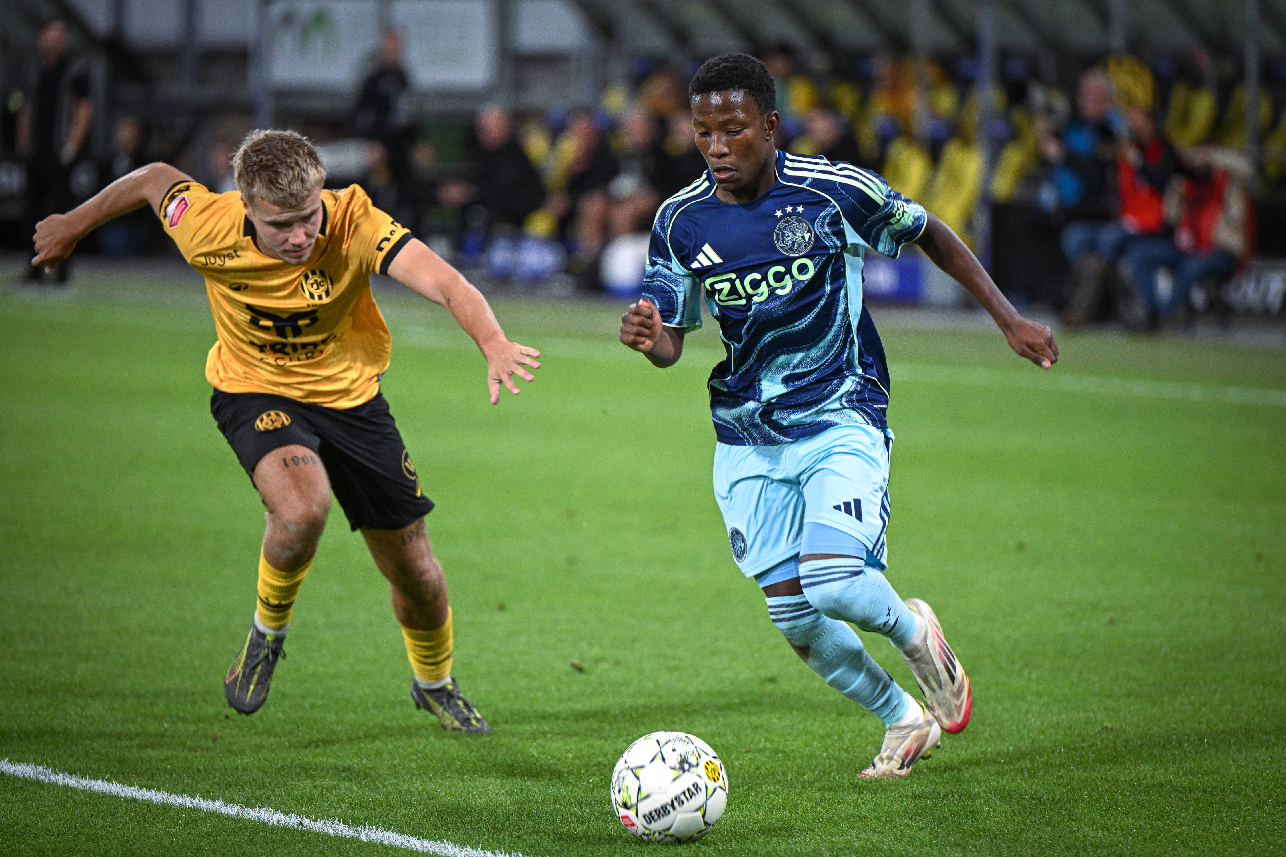 Lucas Jetten aan de bal tegen Roda JC