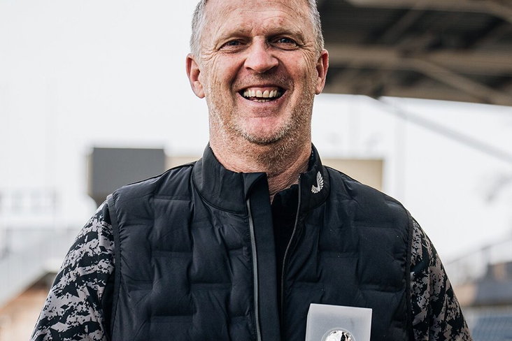 John van den Brom met de Rinus Michels Coach van de Maand-award