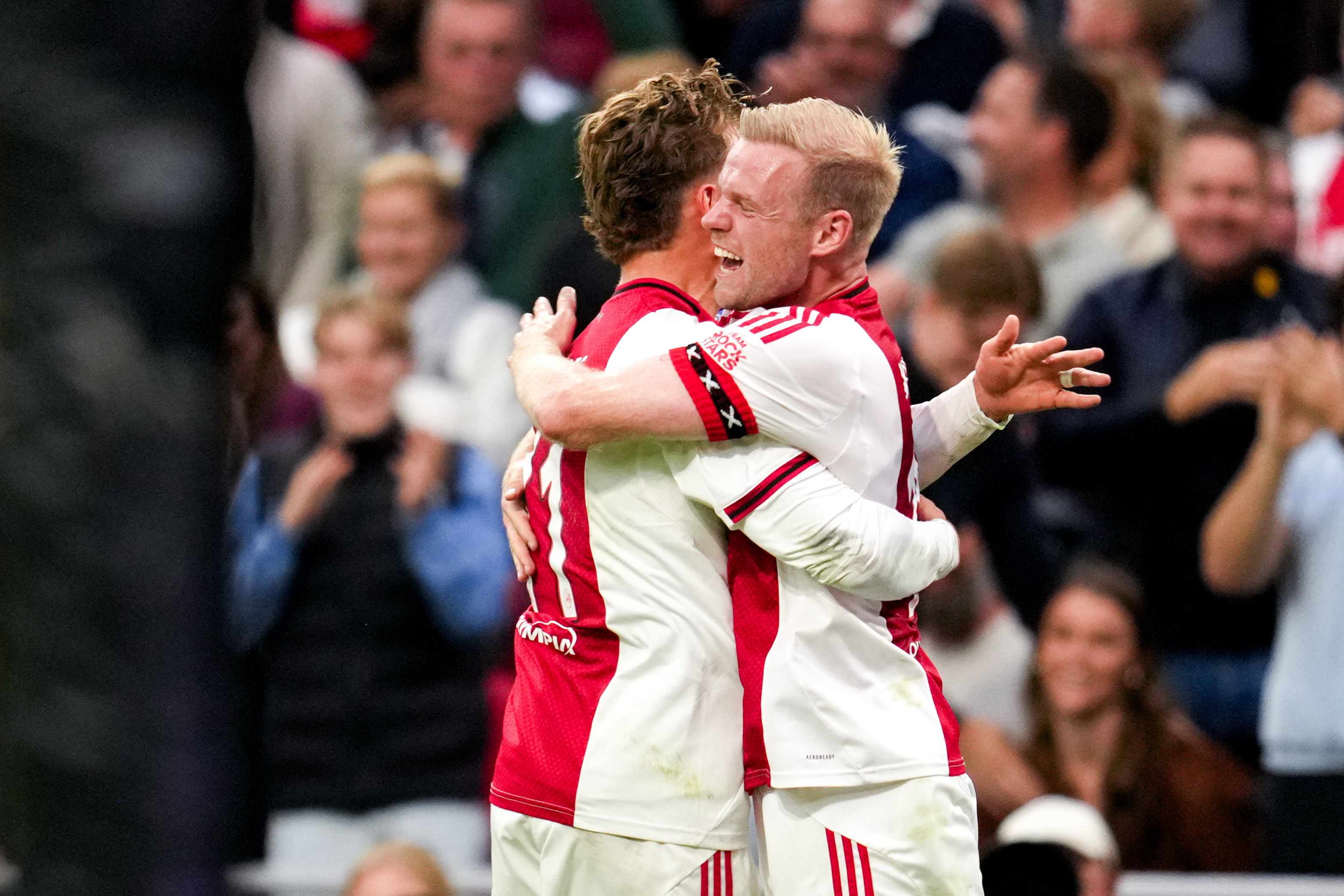 Mika Godts en Davy Klaassen vieren de 1-0