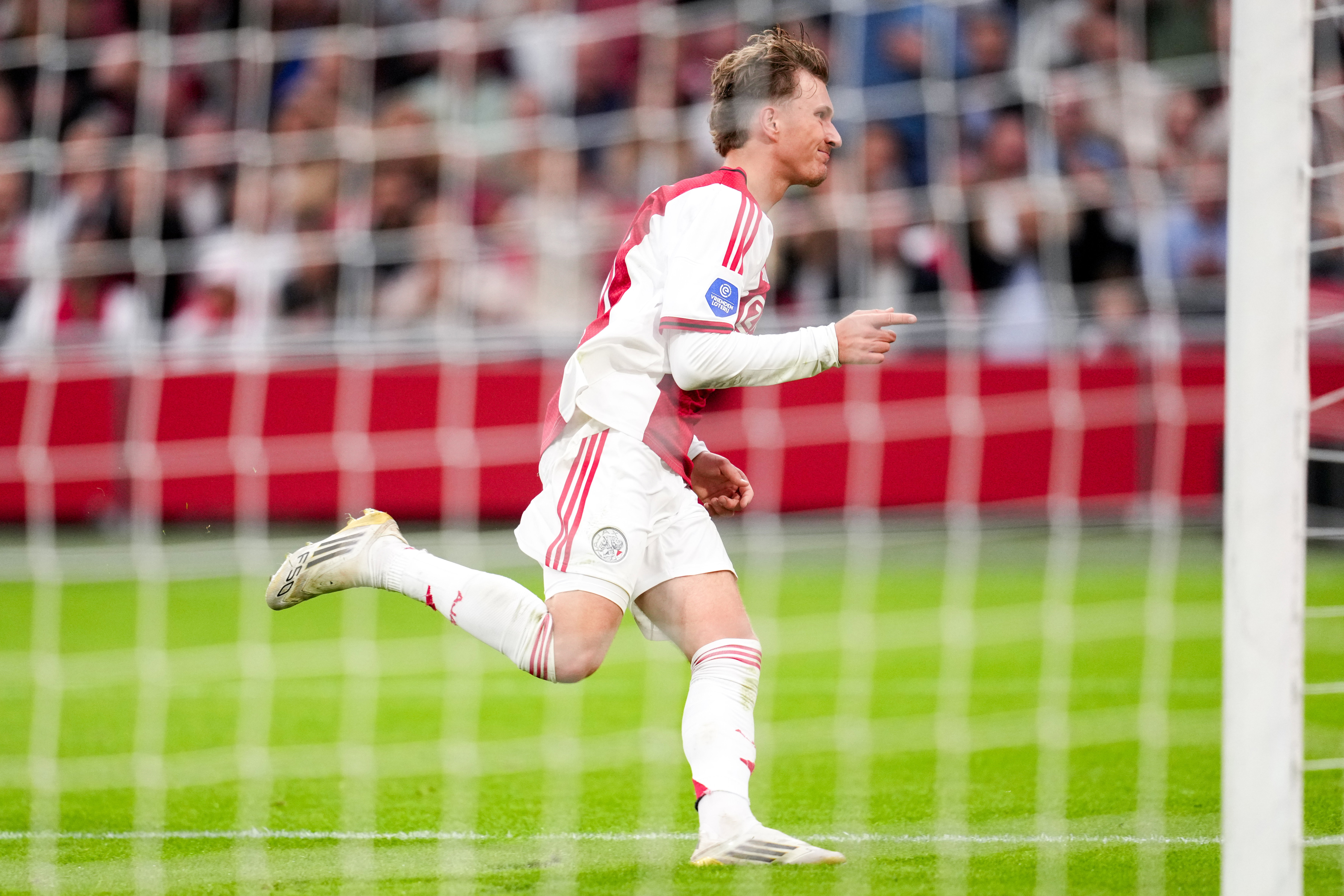 Mika Godts juicht na zijn doelpunt