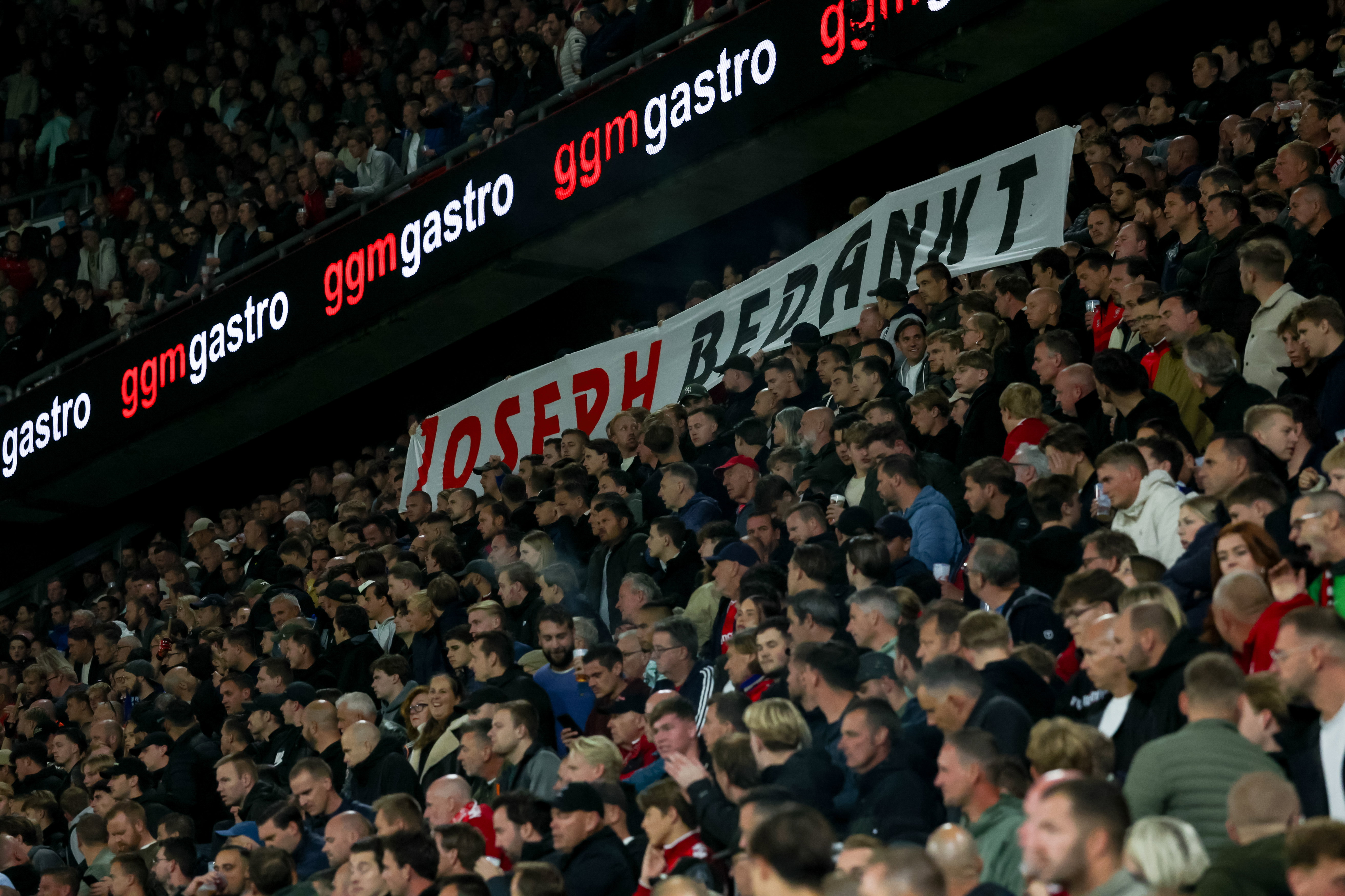 FC Twente-supporters met een spandoek voor Joseph Oosting