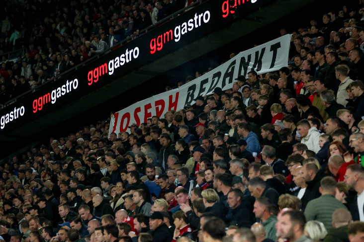 FC Twente-supporters met een spandoek voor Joseph Oosting