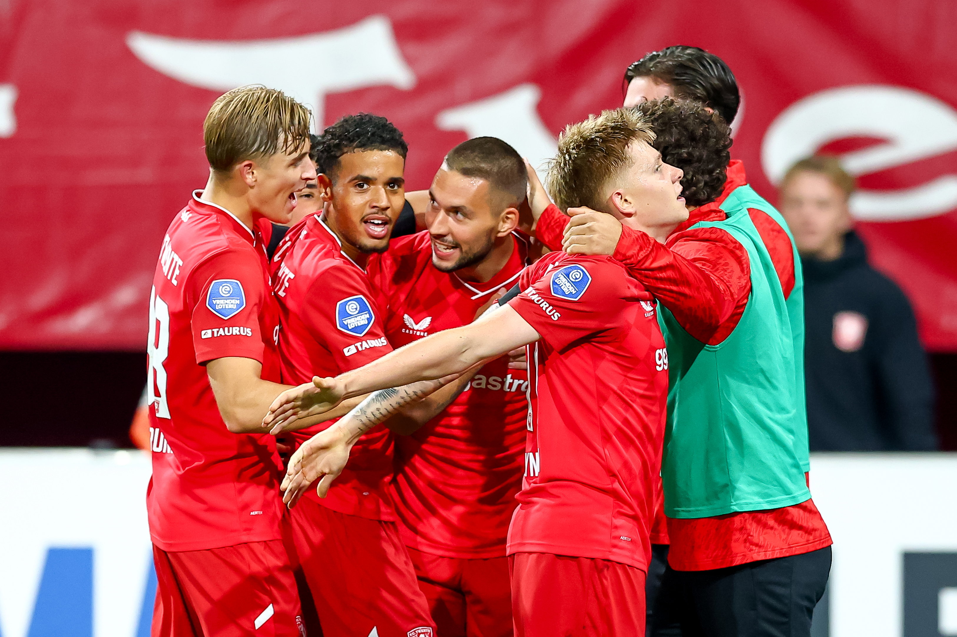 FC Twente juicht na de goal van Marko Pjaca