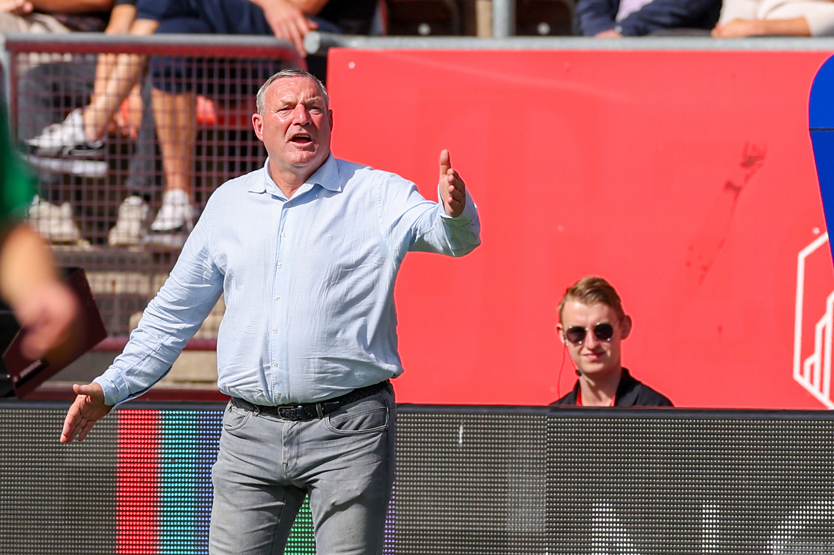 Ron Jans schreeuwend langs de zijlijn