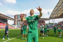 Marco Rente viert feest met de supporters van FC Groningen