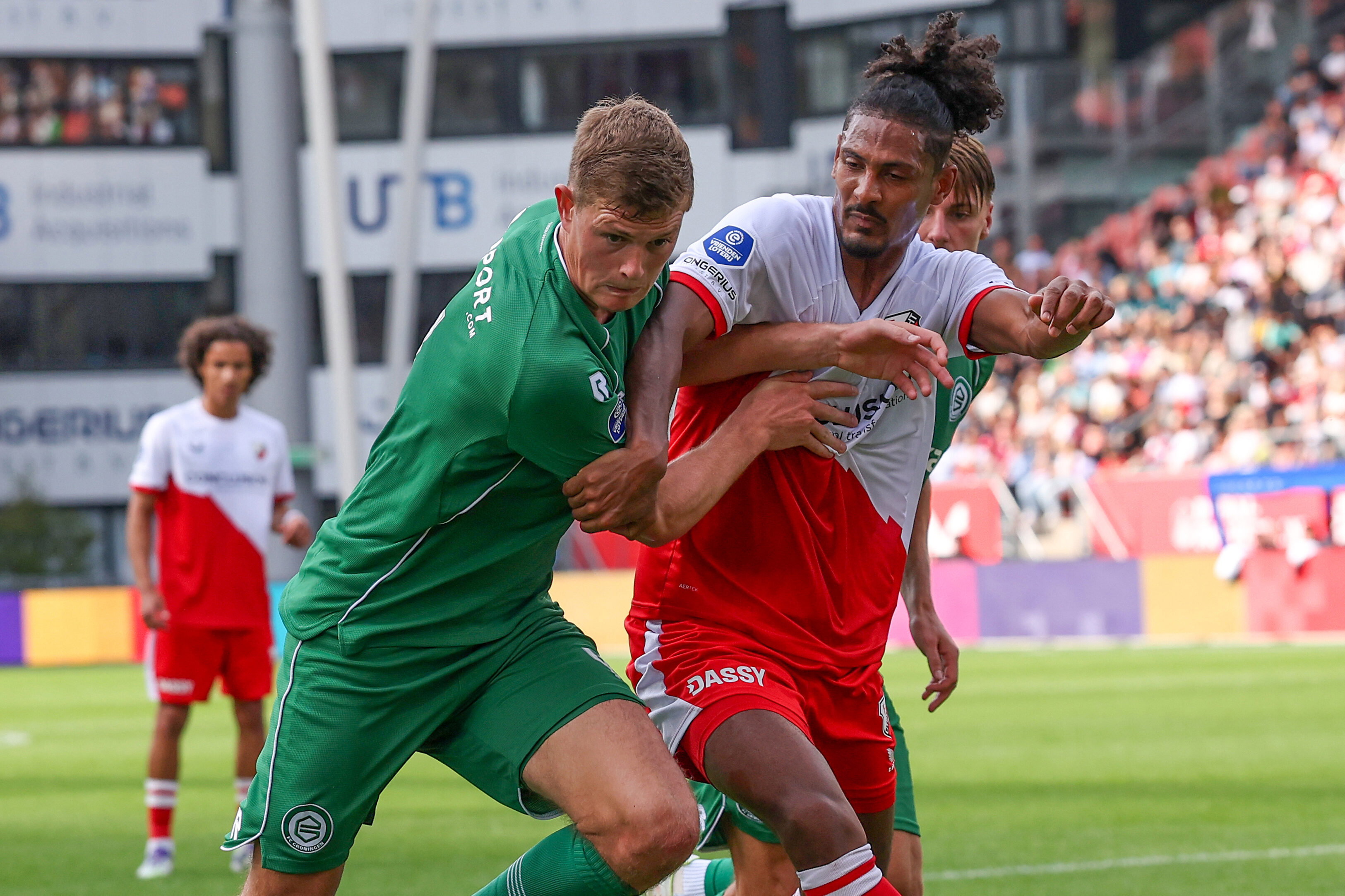 Sébastien Haller in duel met Dies Janse