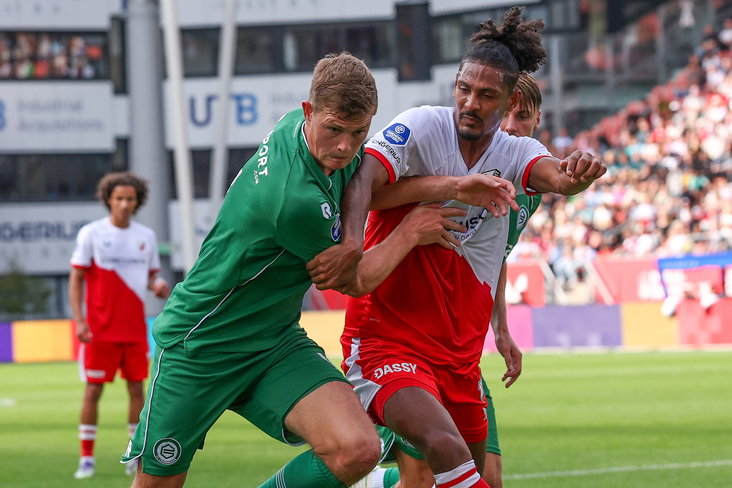 Sébastien Haller in duel met Dies Janse