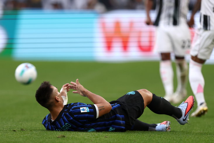 Lautaro Martinez op de grond