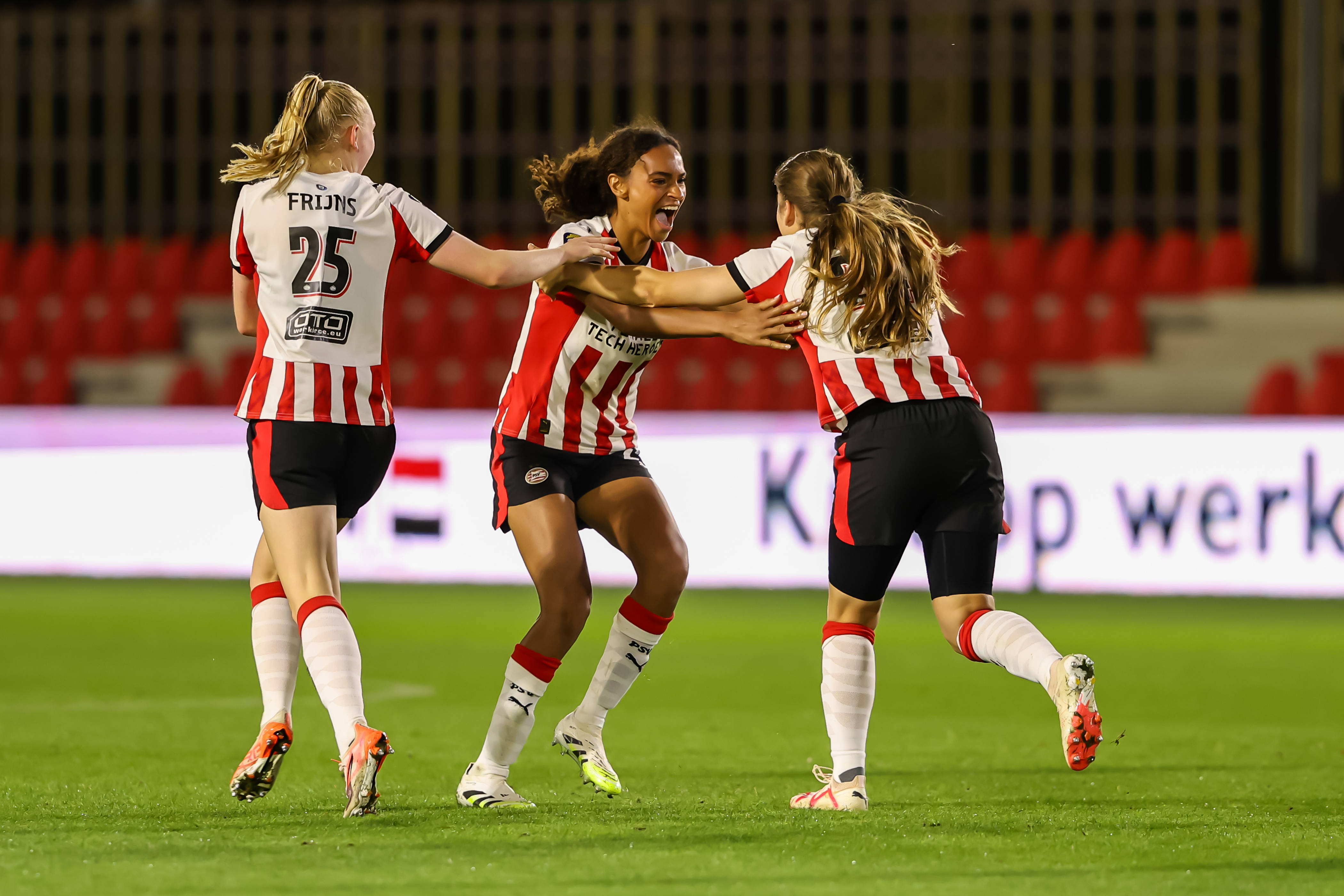 Emma Frijns, Nina Nijstad en Emmeke Henschen juichen