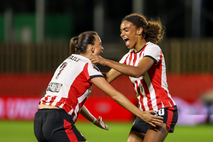 Riola Xhemaili en Nina Nijstad juichen