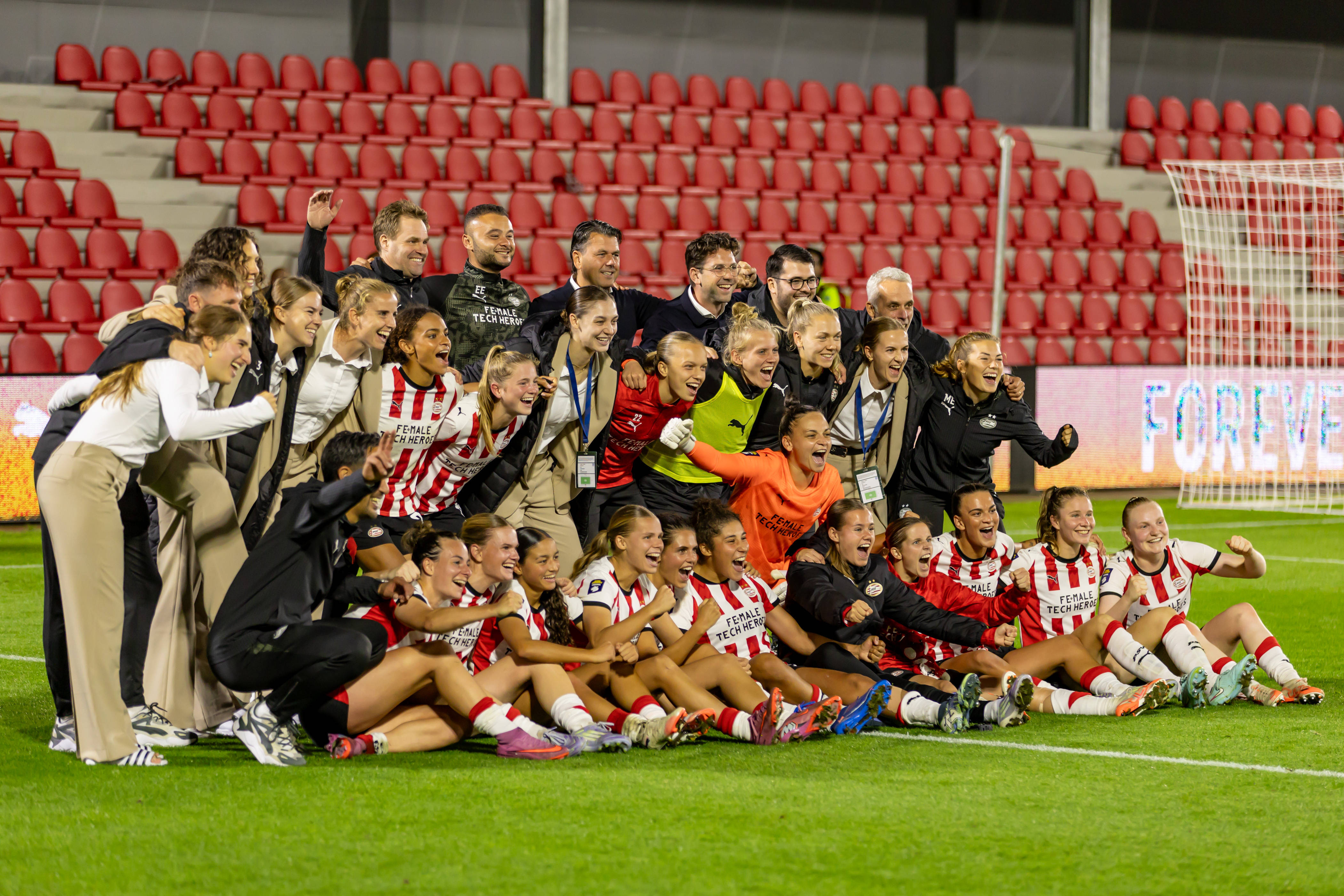 PSV viert feest na de 4-0 zege op Rosenborg BK