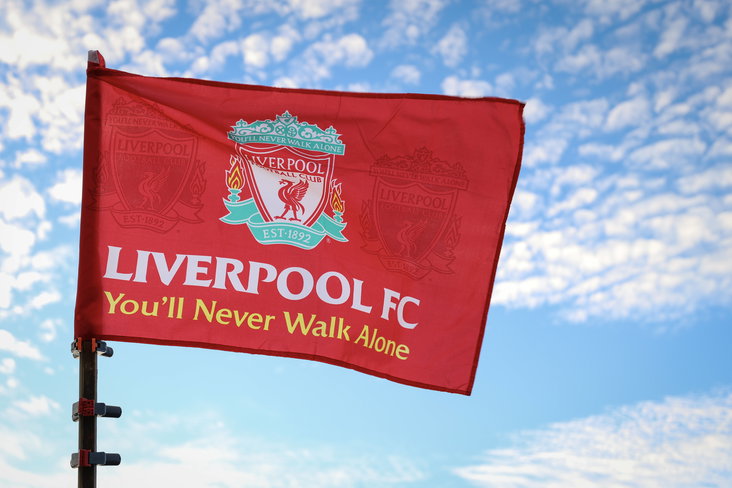 Een vlag met het logo van Liverpool