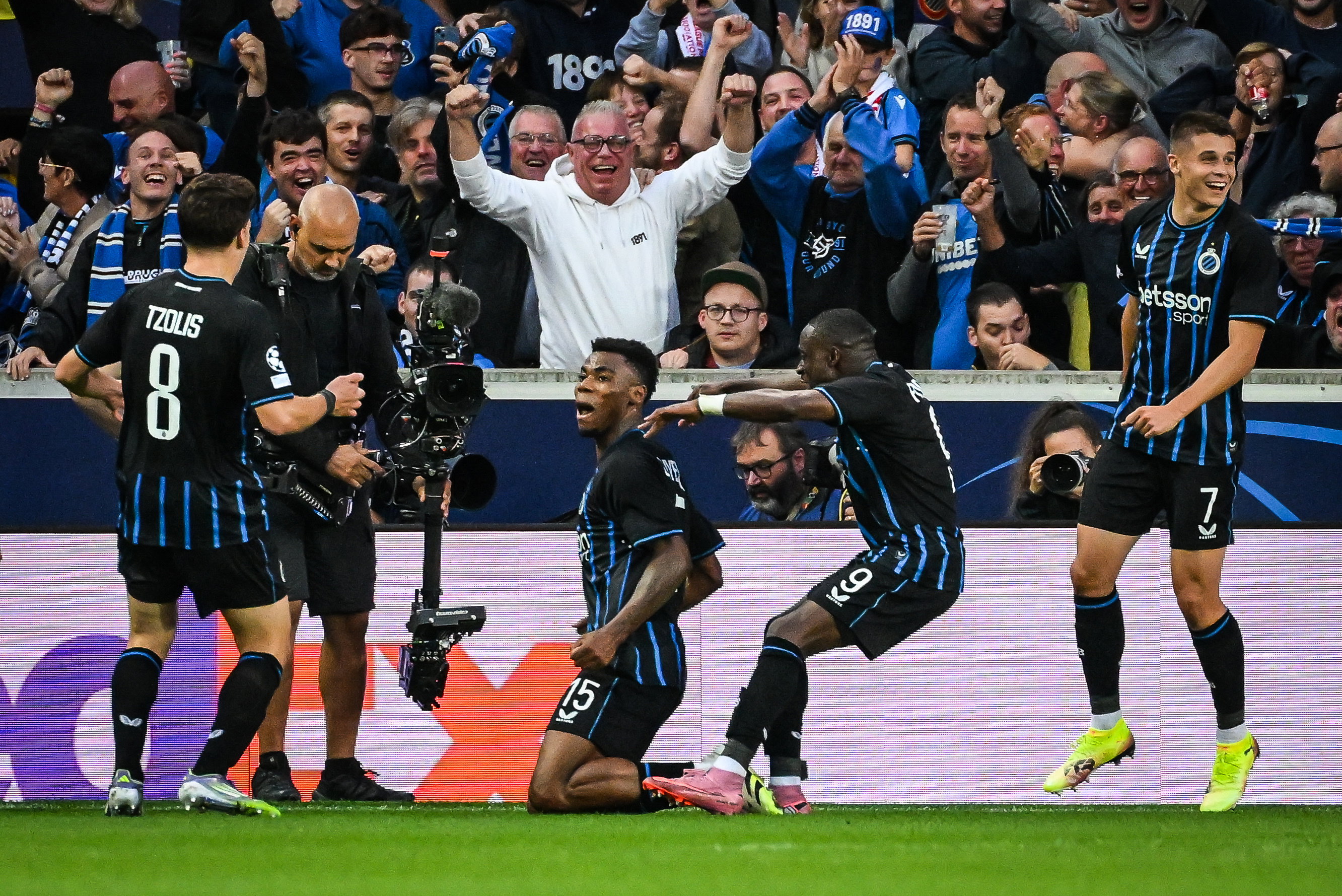 Christos Tzolis en Carlos Forbs vieren feest voor Club Brugge
