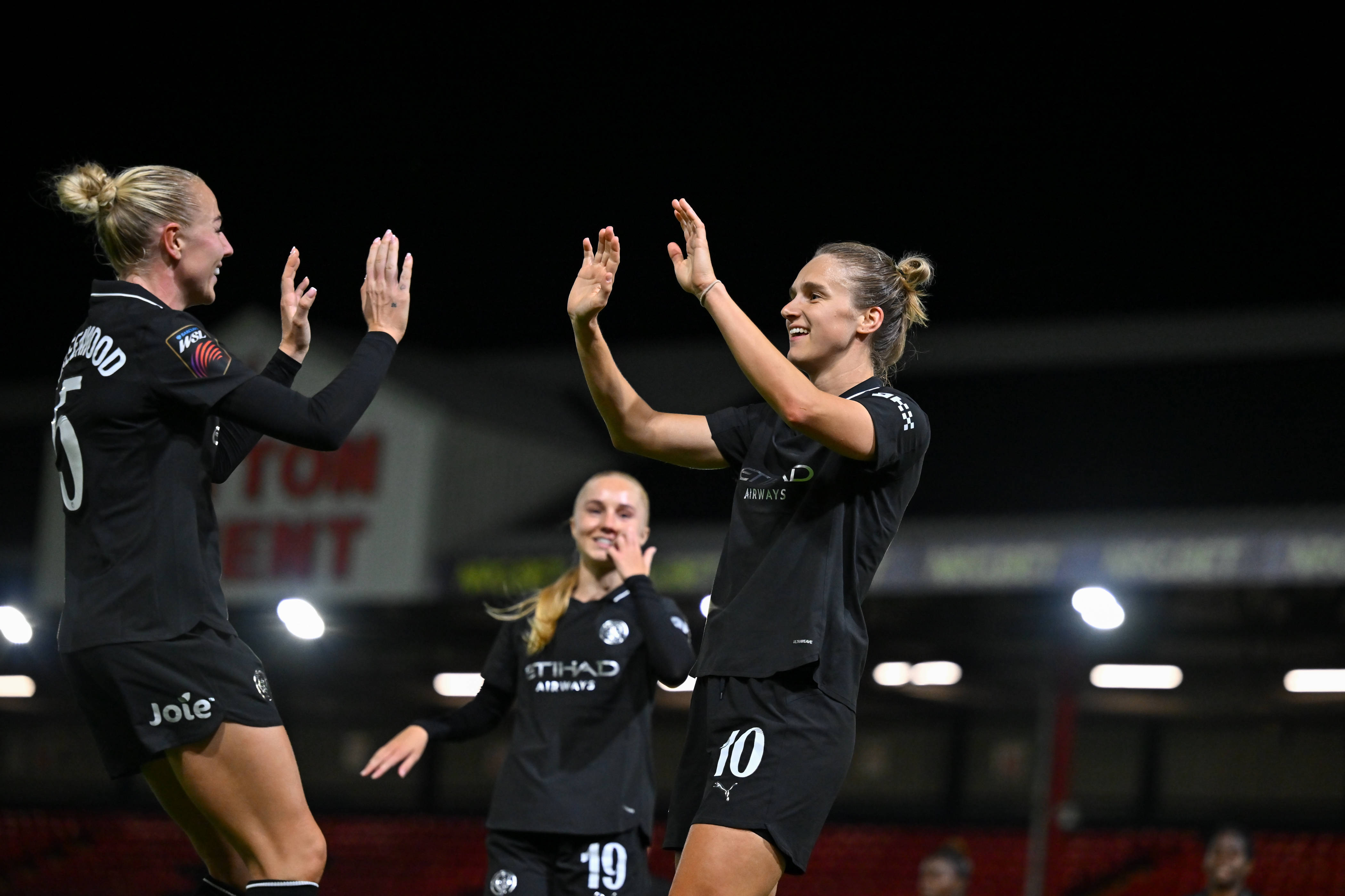 Vivianne Miedema wordt gefeliciteerd met haar goal voor Manchester City