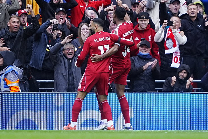 Ryan Gravenberch viert zijn treffer met Mohamed Salah