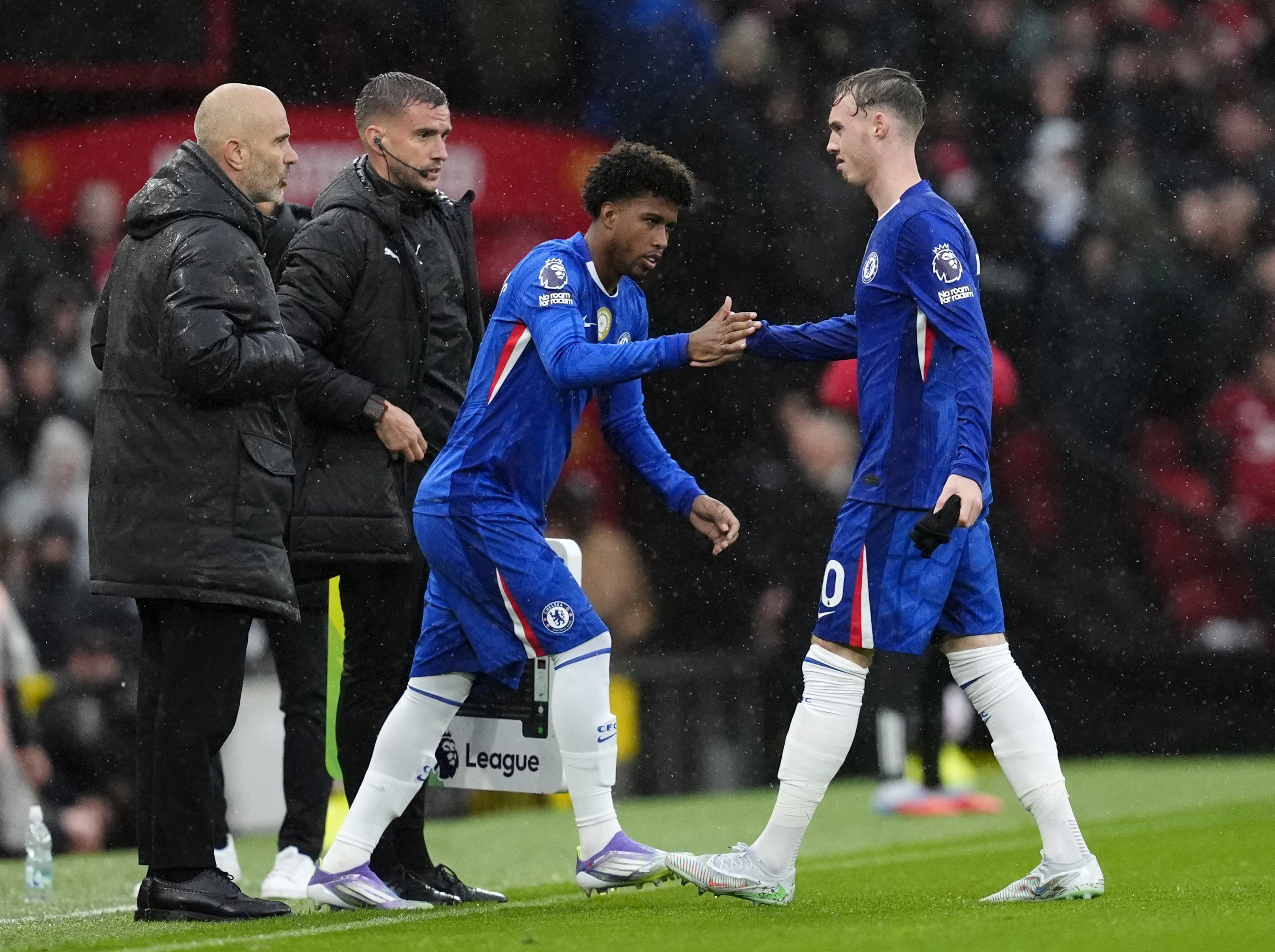 Cole Palmer verlaat geblesseerd het veld