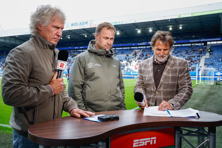 Gertjan Verbeek naast SC Heerenveen-trainer Robin Veldman en Toine van Peperstraten