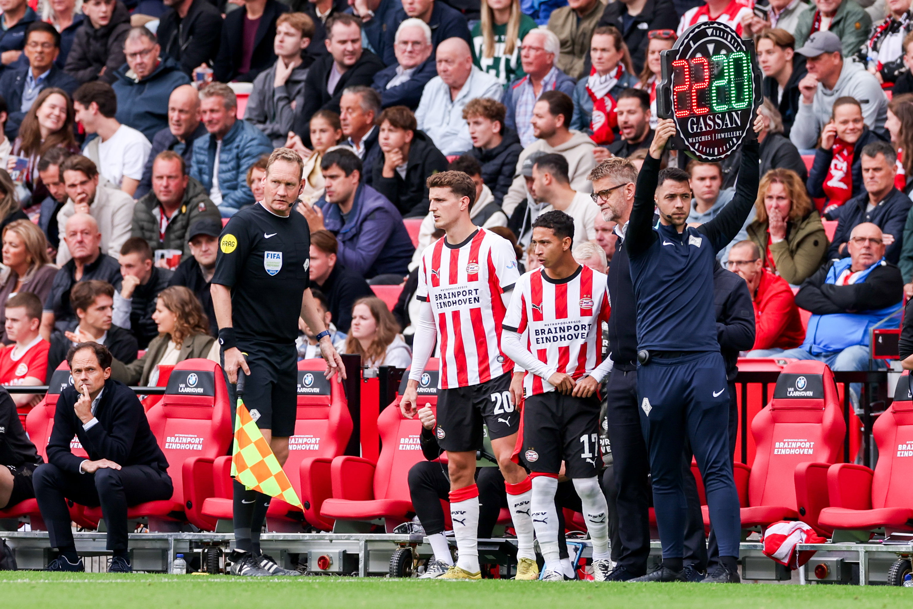 Mauro Júnior komt in het veld bij PSV