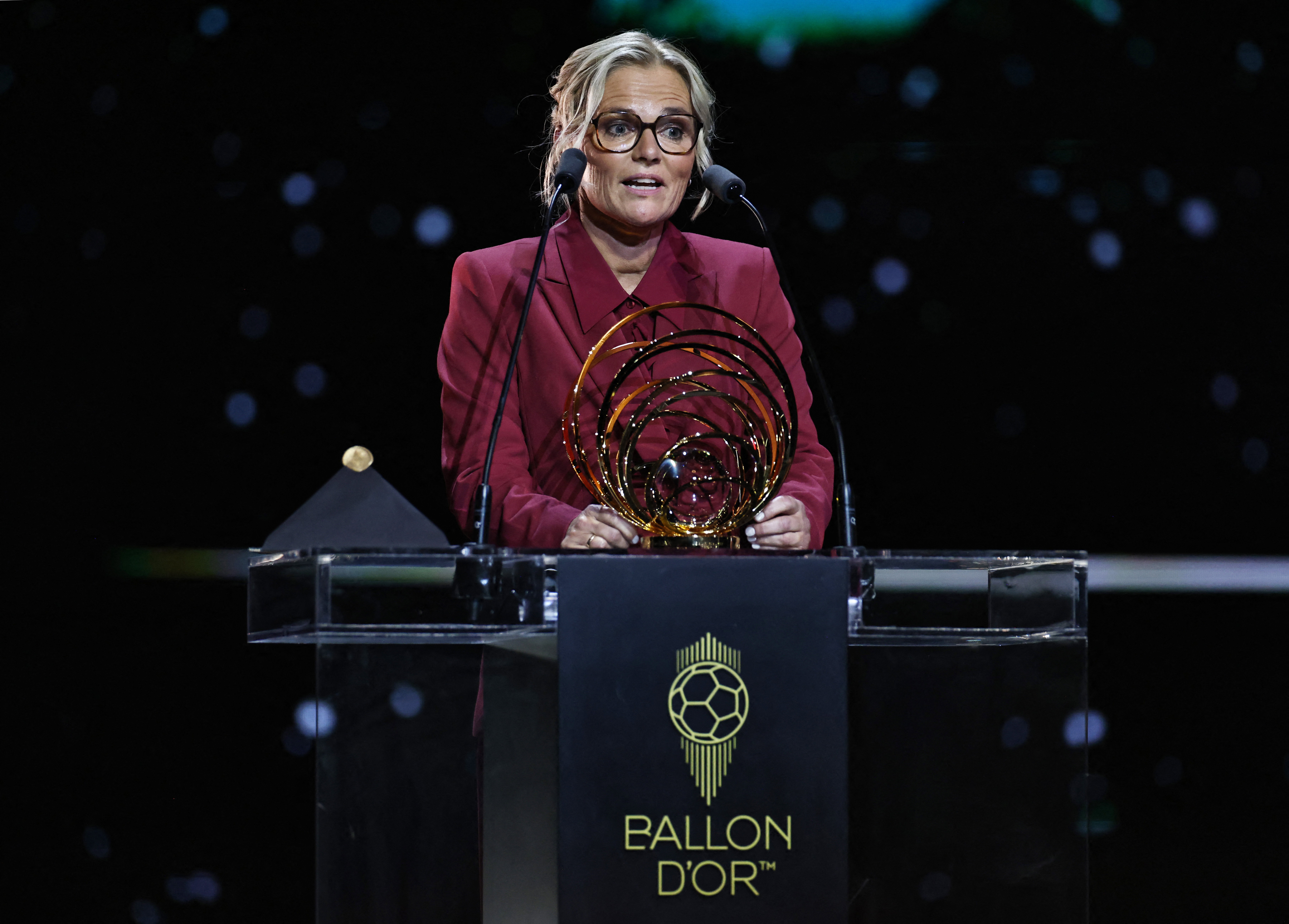 Sarina Wiegman spreekt op het Ballon d'Or-gala