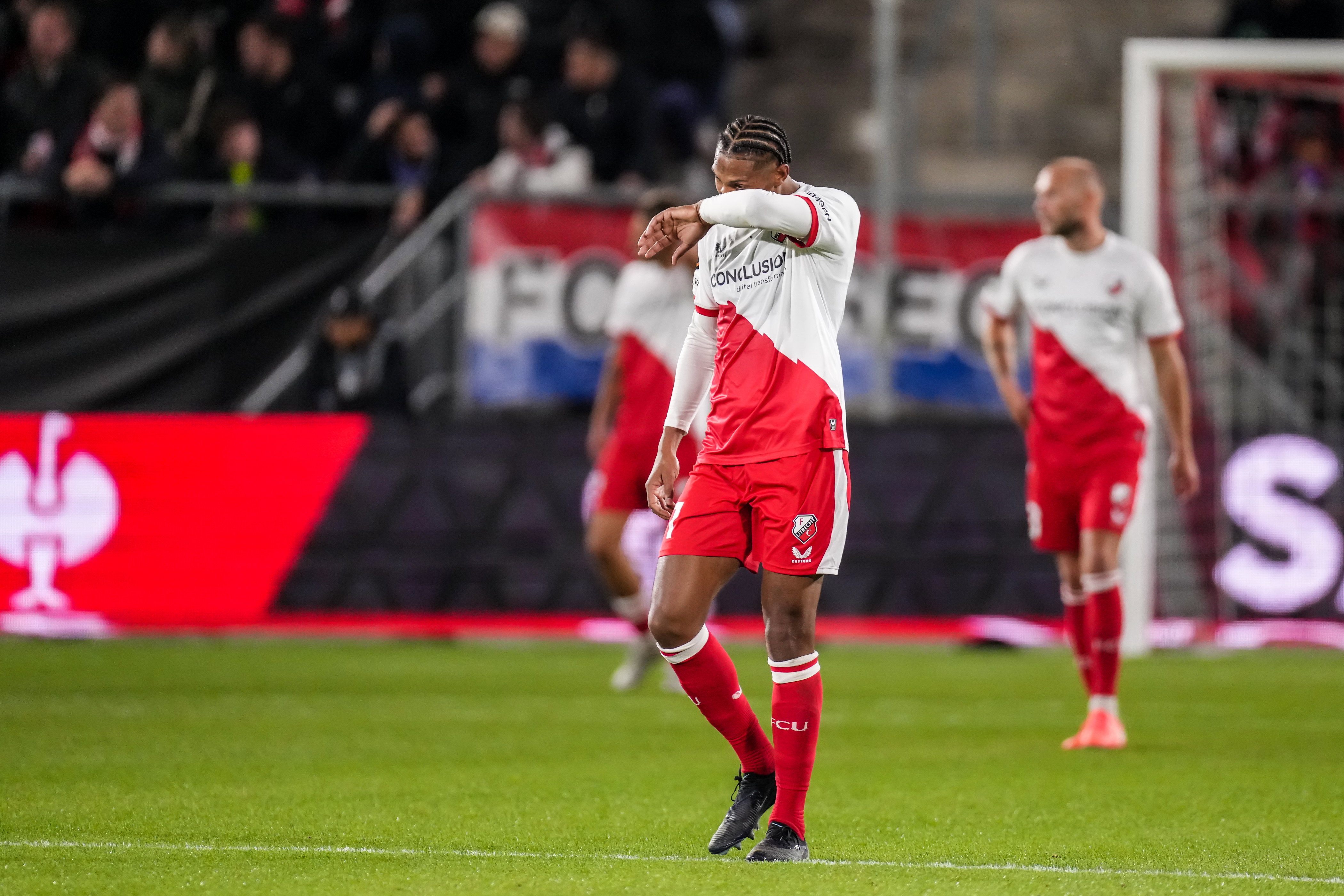 FC Utrecht baalt van de goal van Olympique Lyon