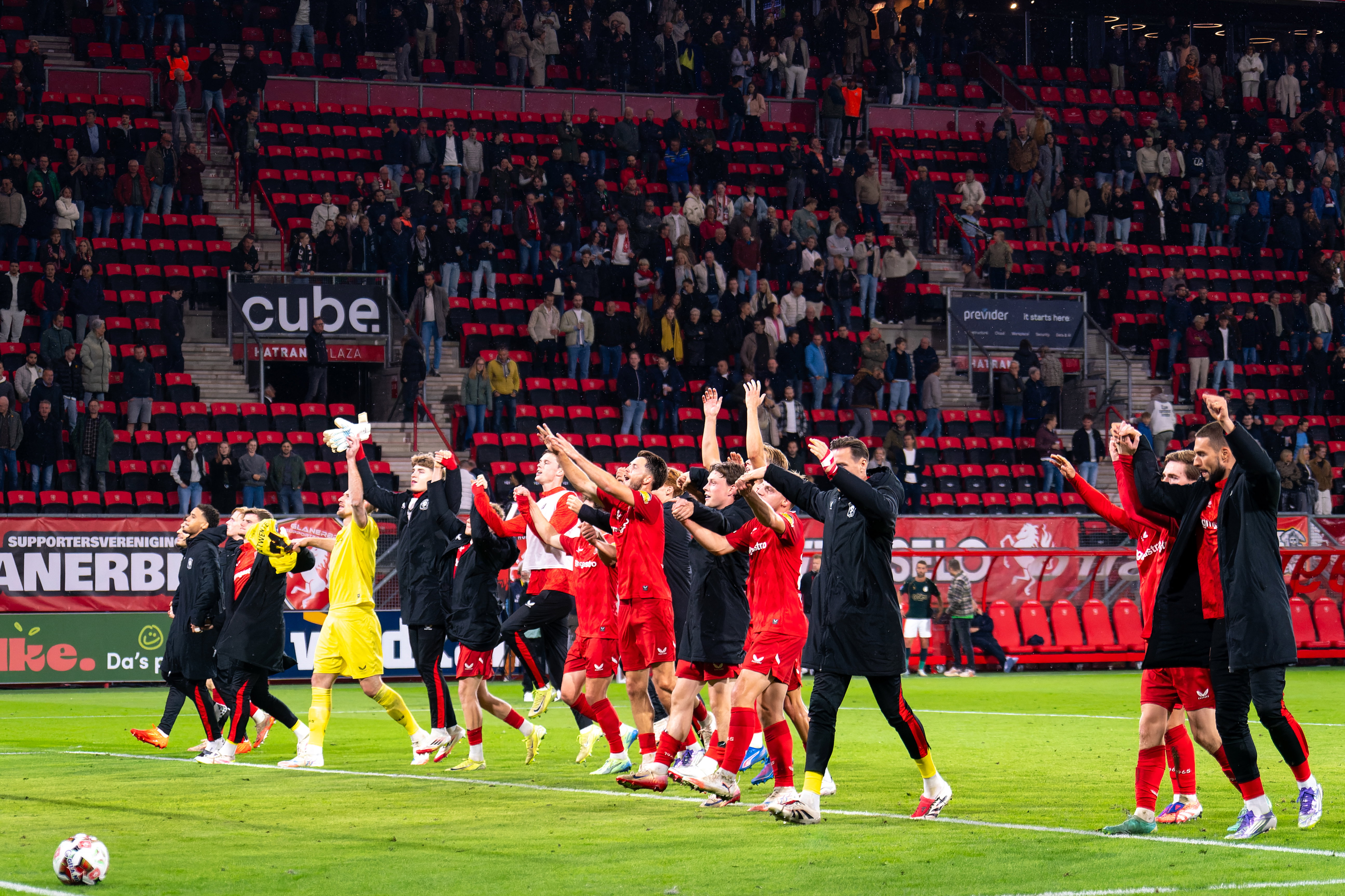 FC Twente viert de overwinning in De Grolsch Veste