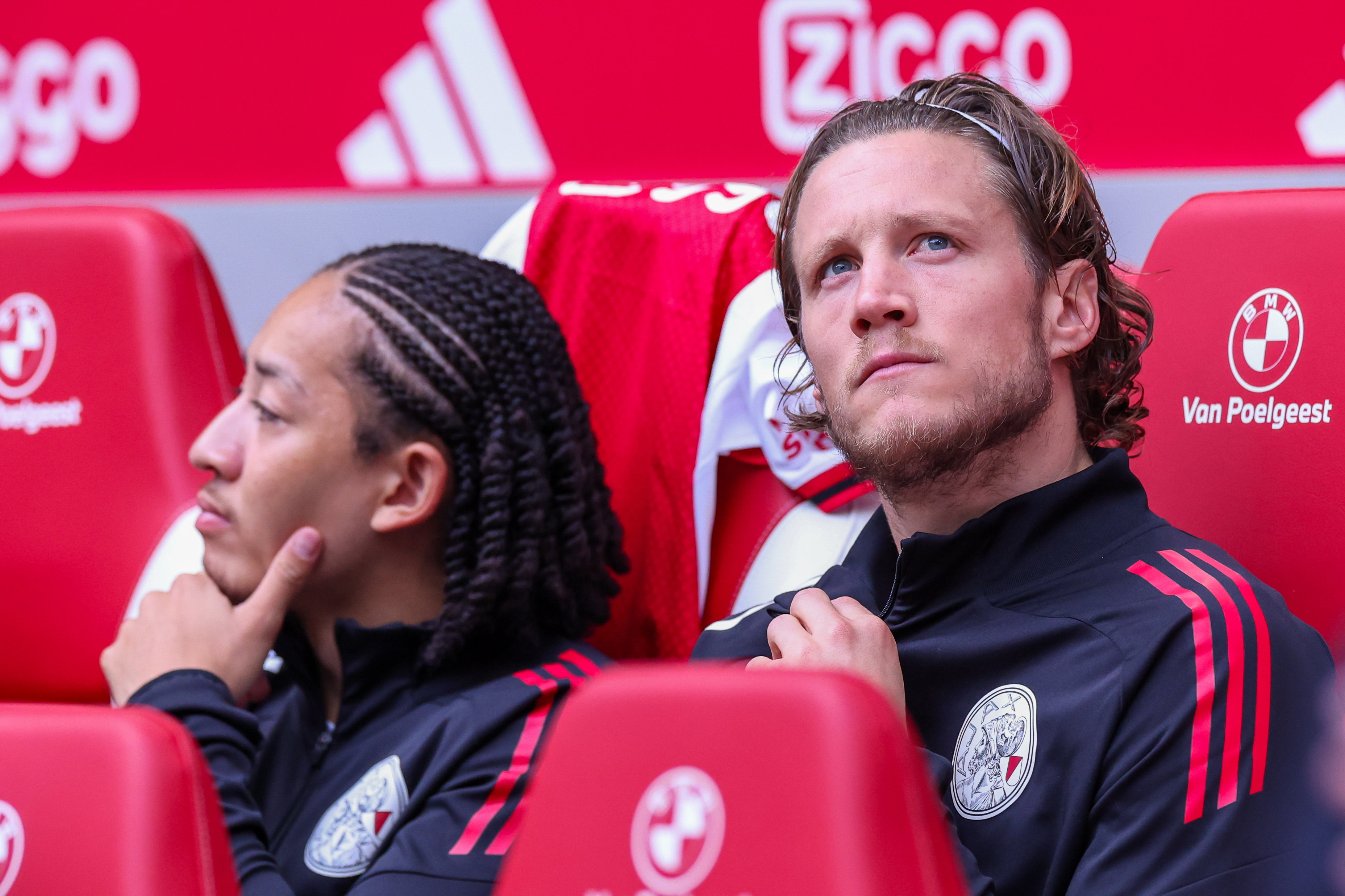 Kian Fitz-Jim en Wout Weghorst op de bank bij Ajax