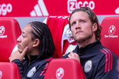 Kian Fitz-Jim en Wout Weghorst op de bank bij Ajax