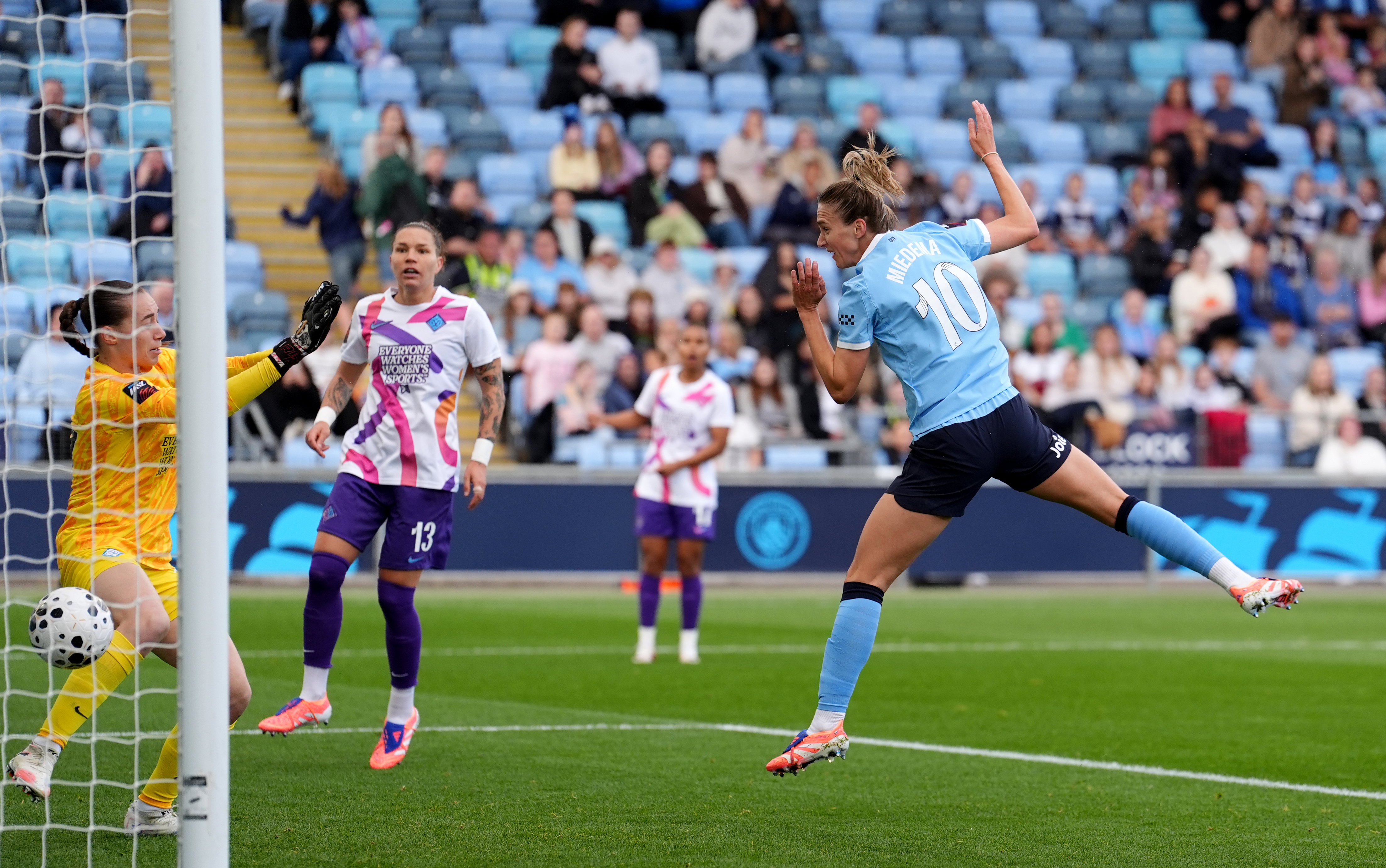 Vivianne Miedema (Manchester City) kopt raak tegen London City Lionesses