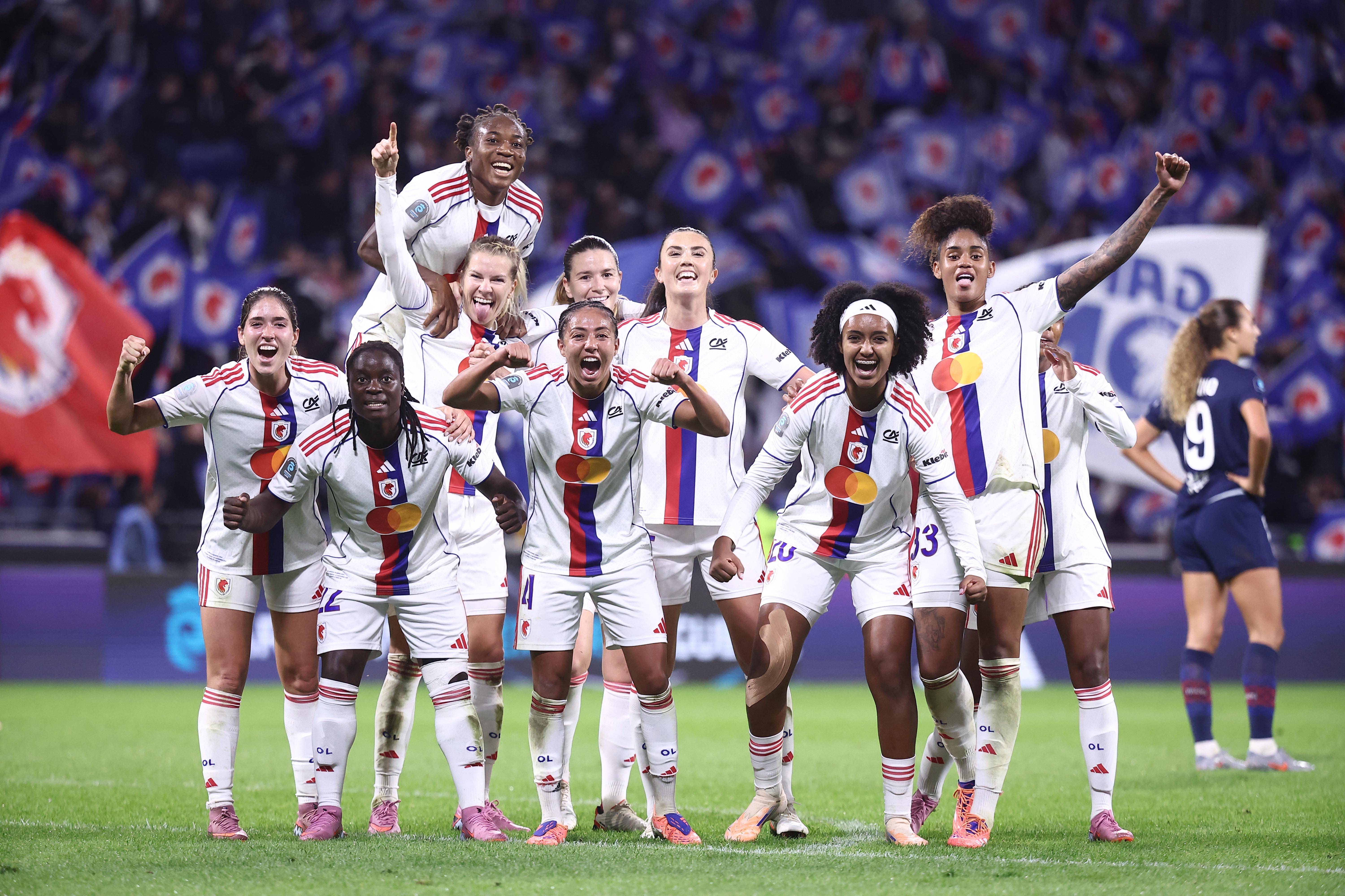 Damaris Egurrola, Lily Yohannes en andere speelsters van OL Lyonnes juichen