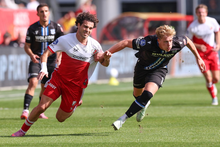 Miguel Rodríguez (FC Utrecht) in duel met Maas Willemsen (SC Heerenveen)
