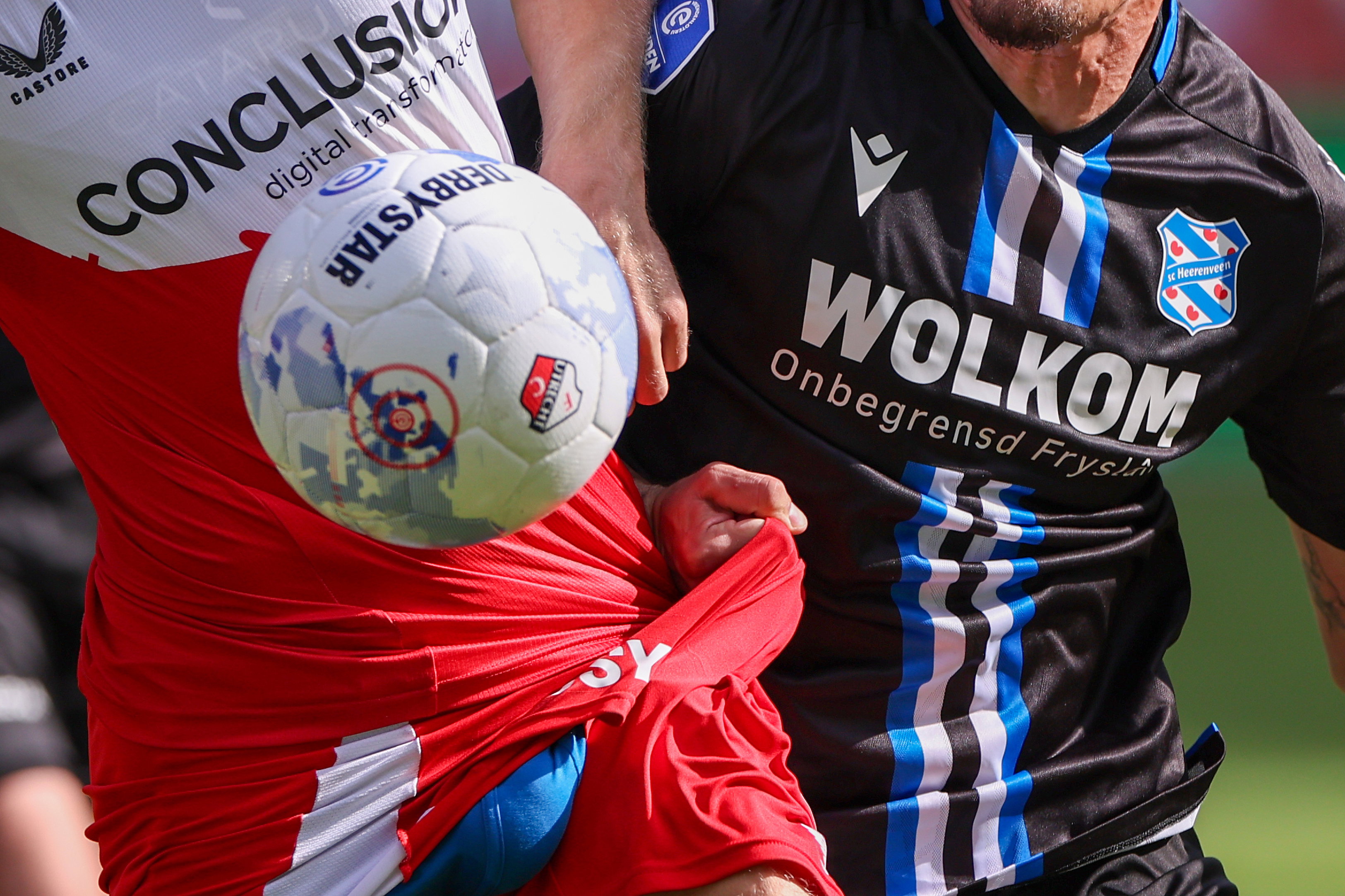 Een duel tussen spelers van FC Utrecht en SC Heerenveen