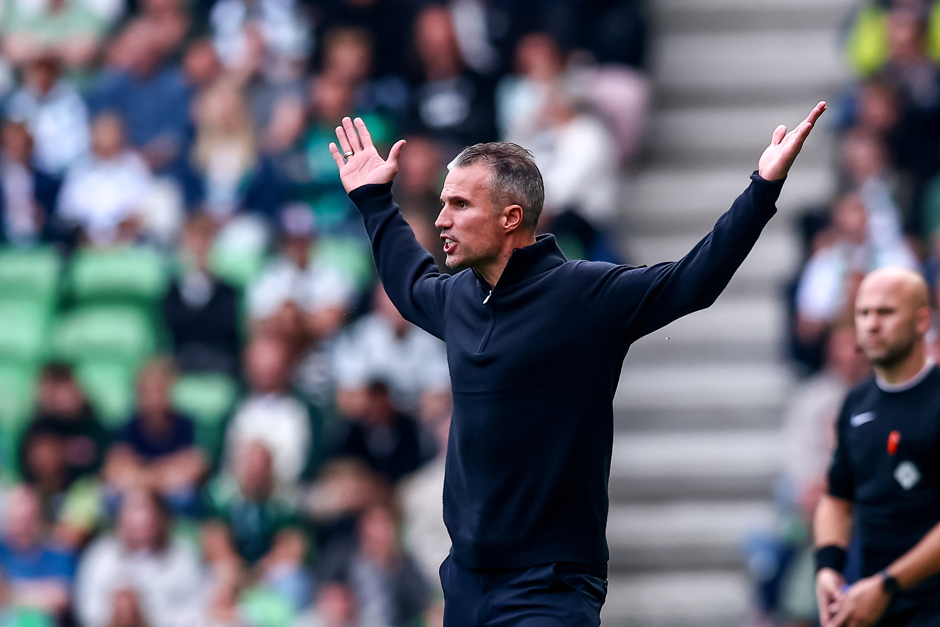 Robin van Persie toont onbegrip langs de zijlijn